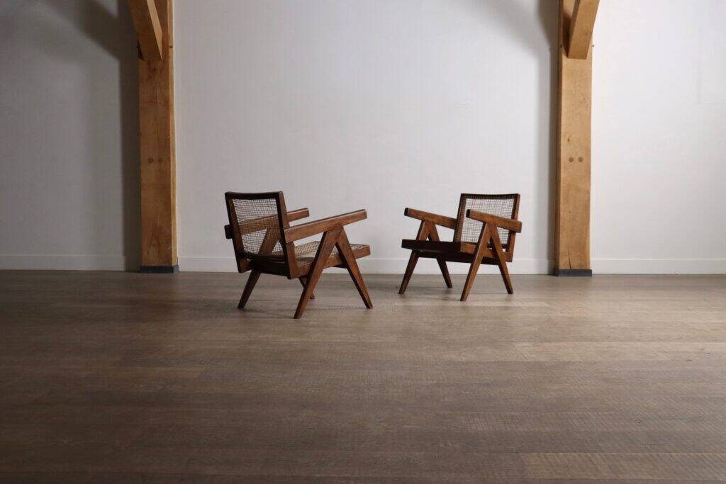 Chaises longues Pierre Jeanneret PJ-SI-29-A en teck et en rotin, années 1950.