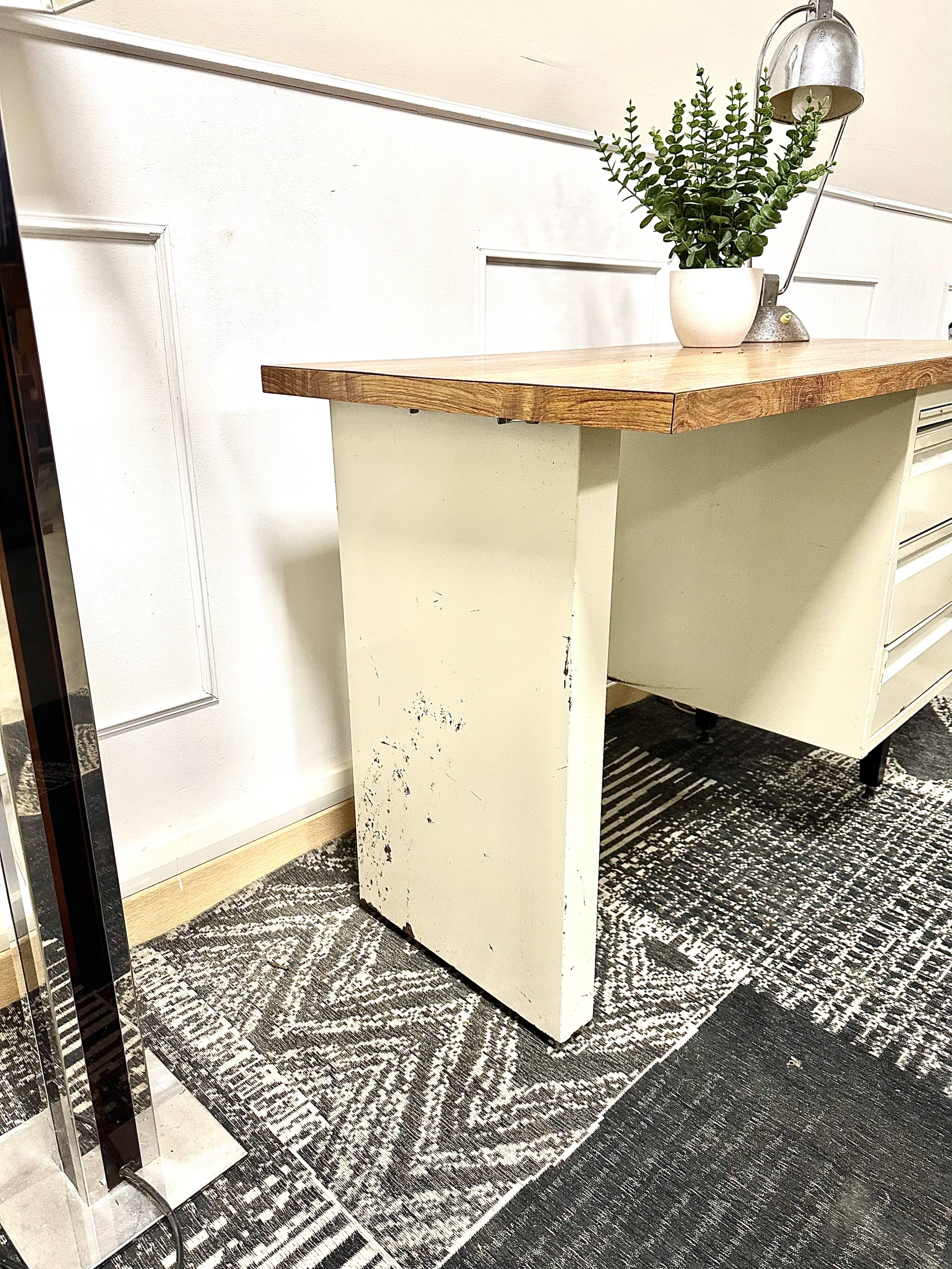 Strafor style metal desk