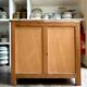 Commode 3 tiroirs en bois ocre et décorée à la main