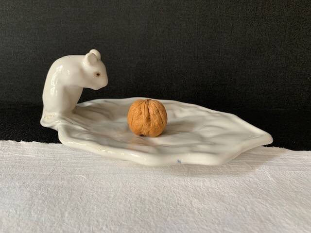 Mouse figurine plate in white enameled ceramic, signed