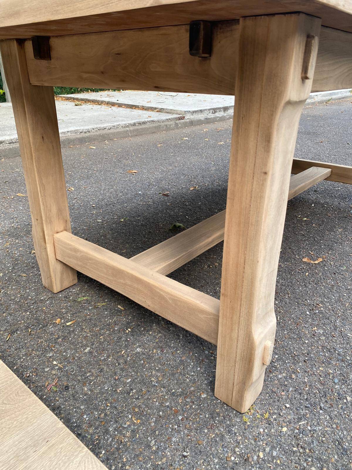 Extensible farmhouse dining table stripped in raw solid oak from the 1970s.