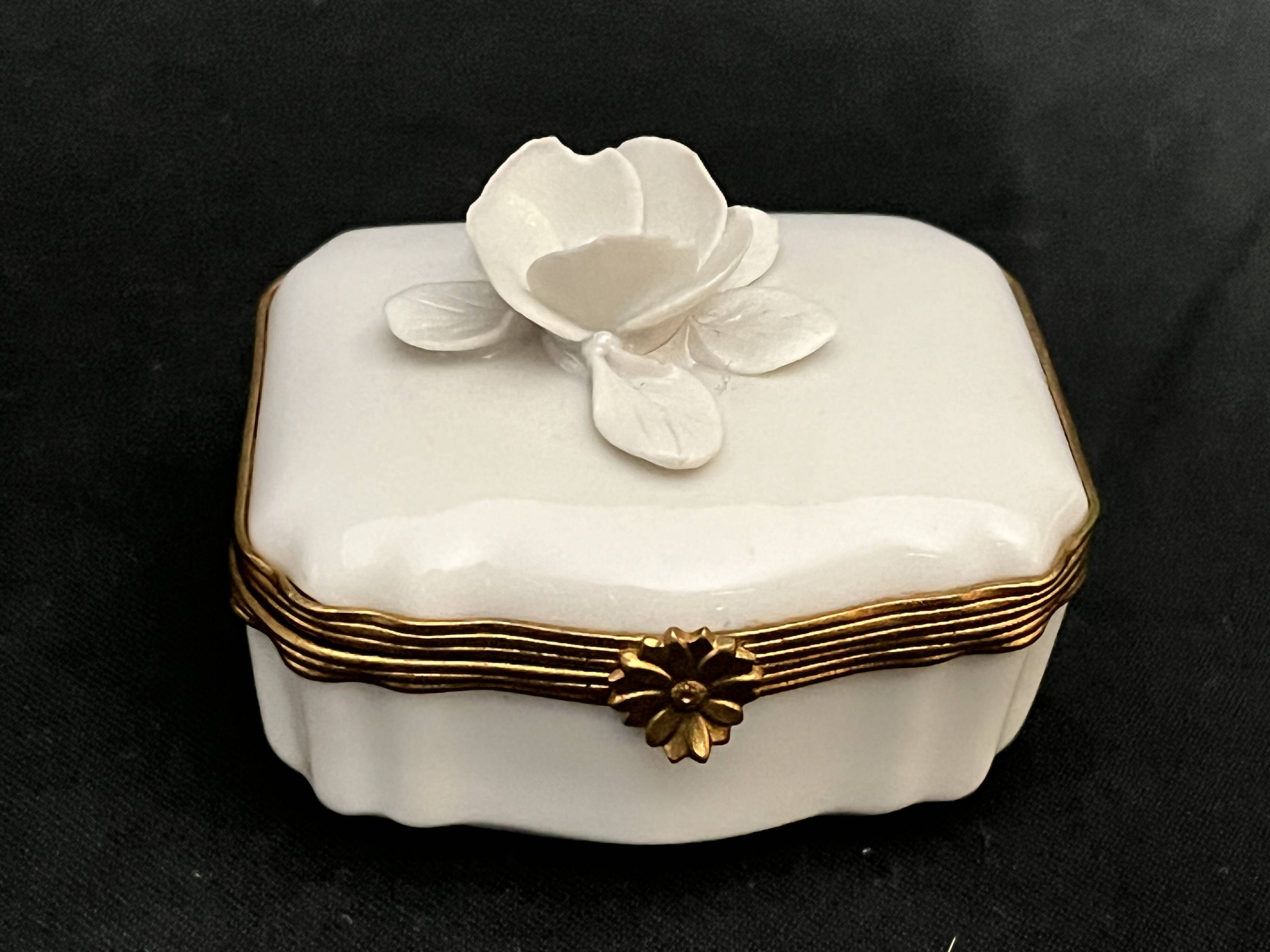 Limoges, 20th century slip porcelain pillbox display object