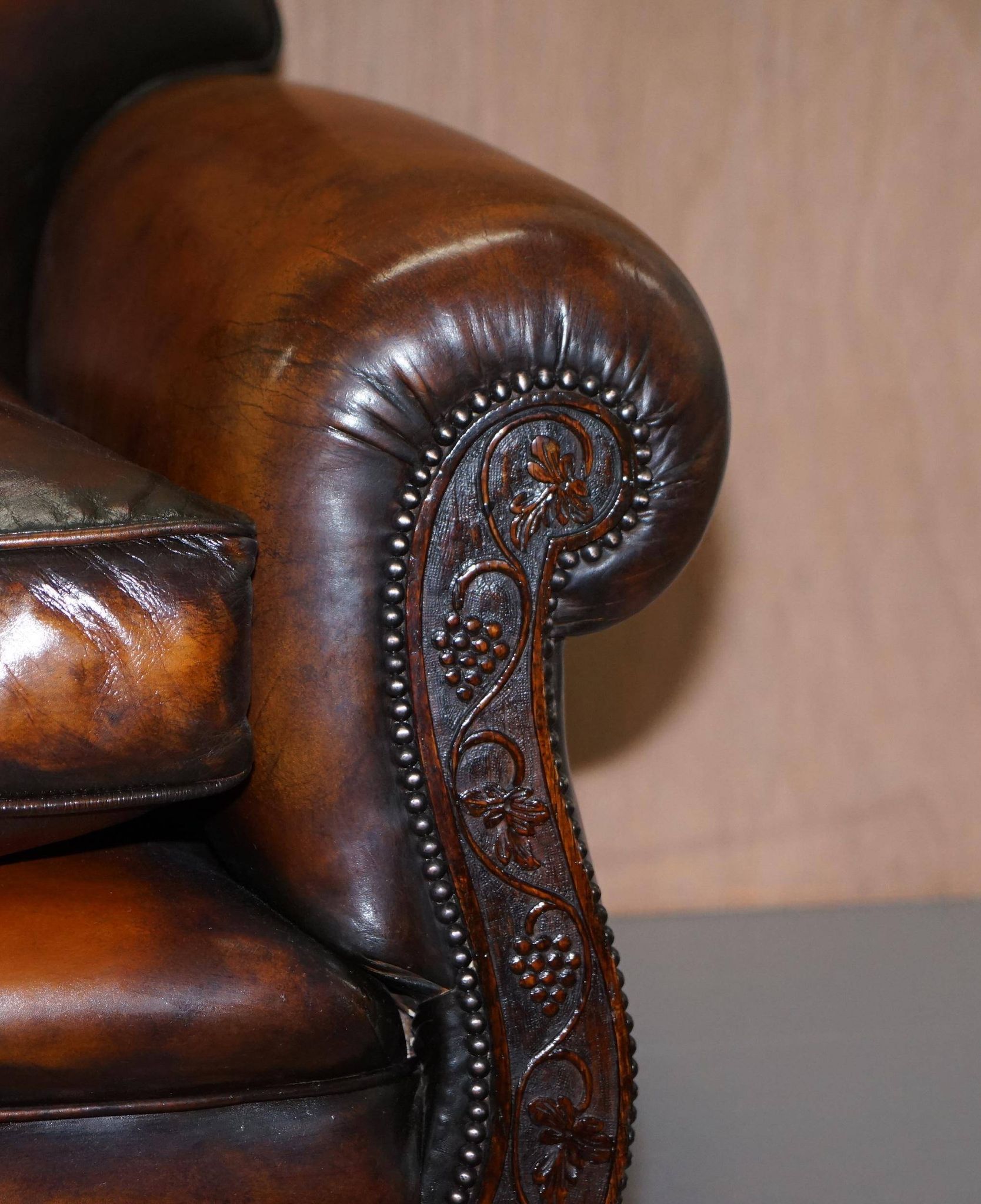 Two-seater canapé in aged leather, Victorian style.