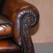 Two-seater canapé in aged leather, Victorian style.