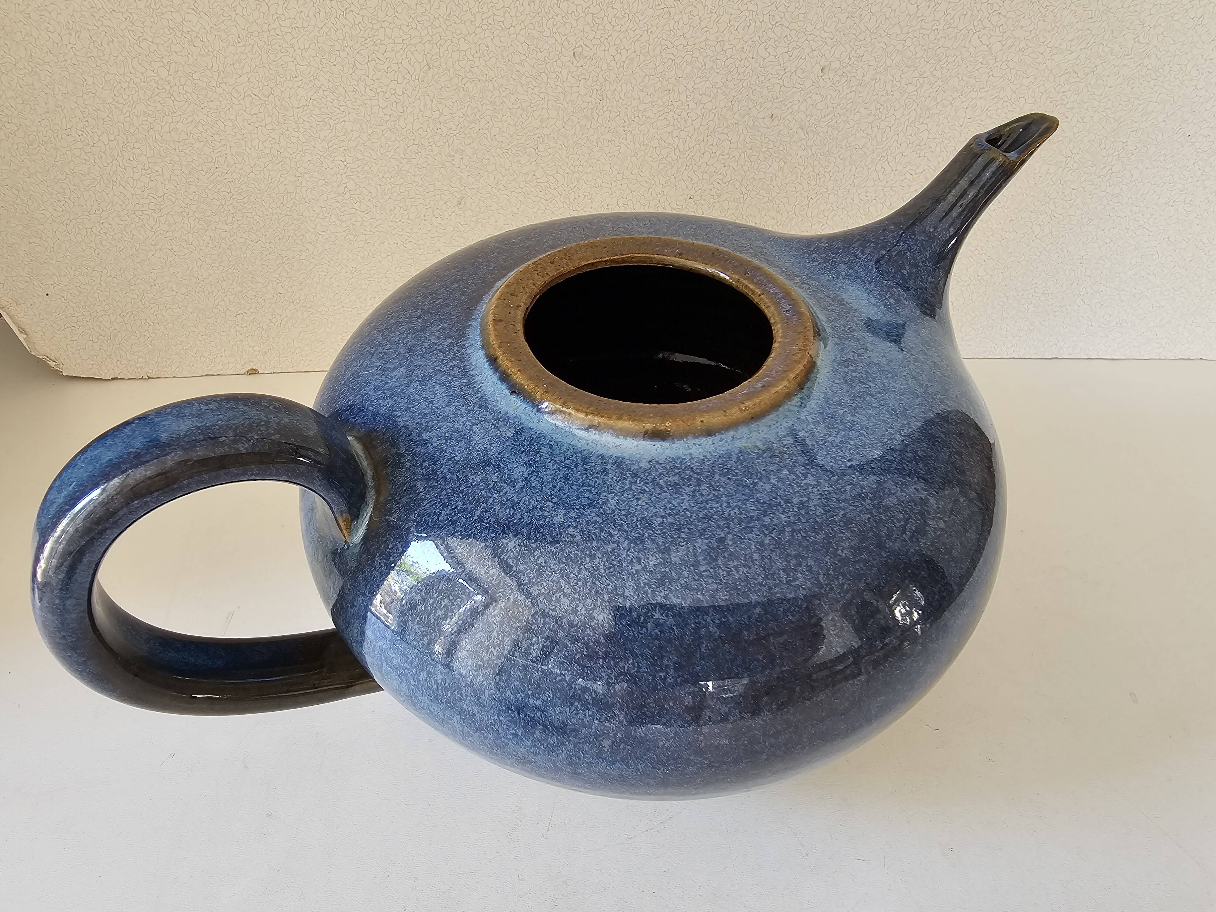 Teapot and milk jug set in glazed ceramic (cobalt blue) design