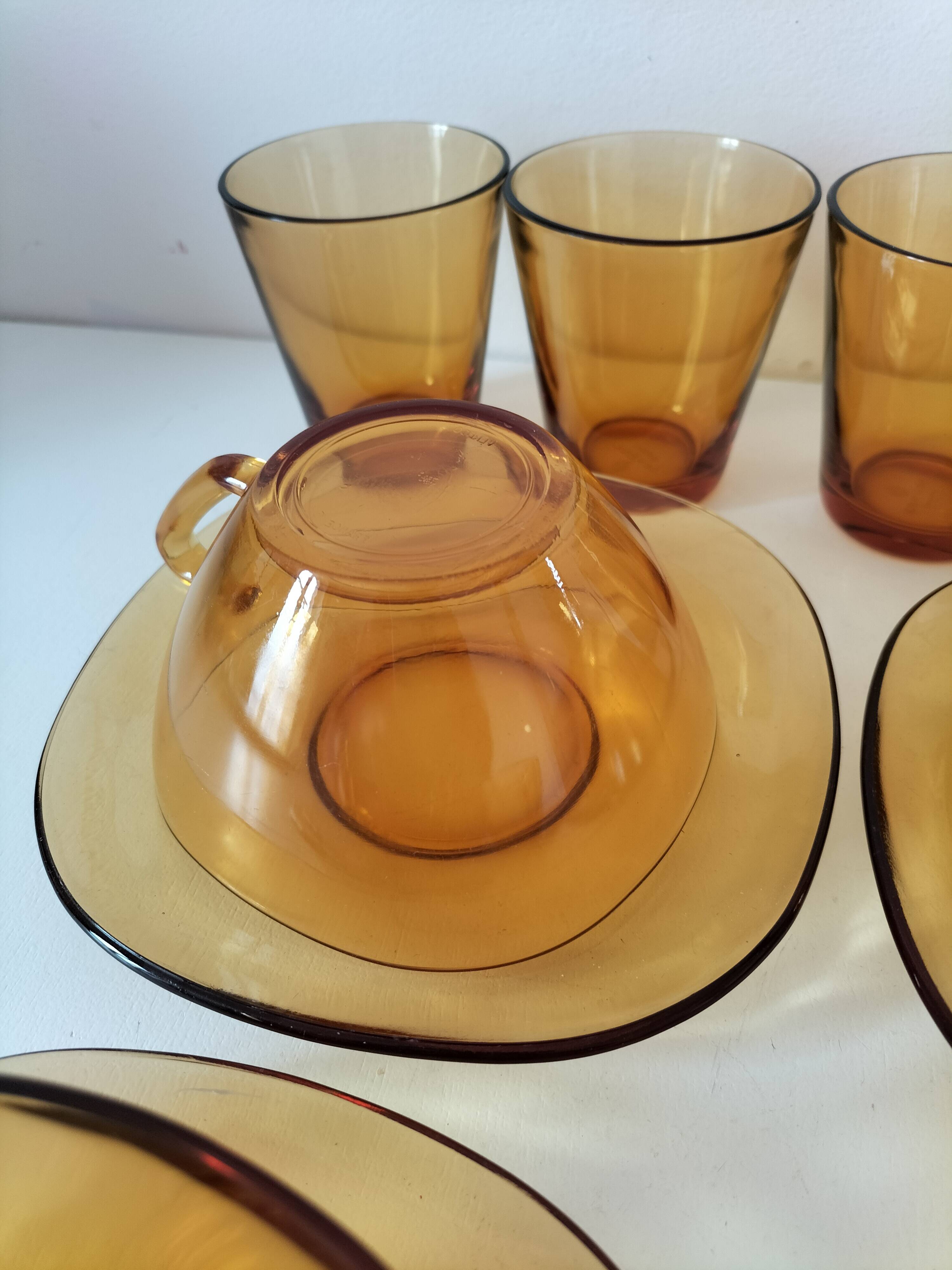 Vereco set: 4 cups, 6 saucers and 4 tumblers