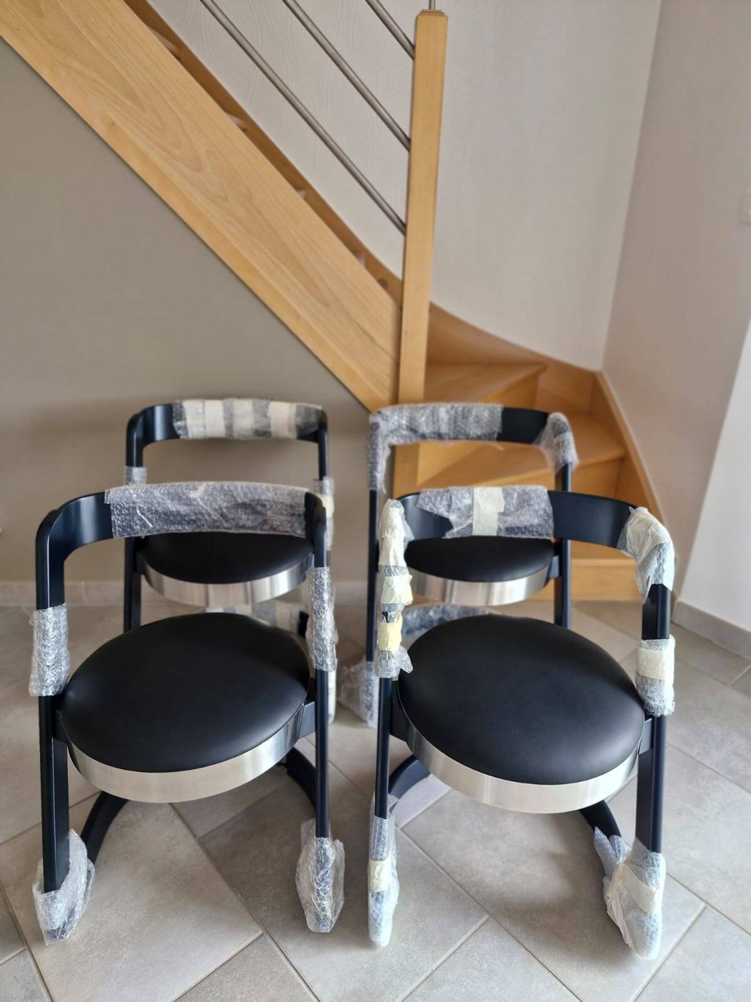 Set of 4 black cantilever chairs – Italian design from the 1970s