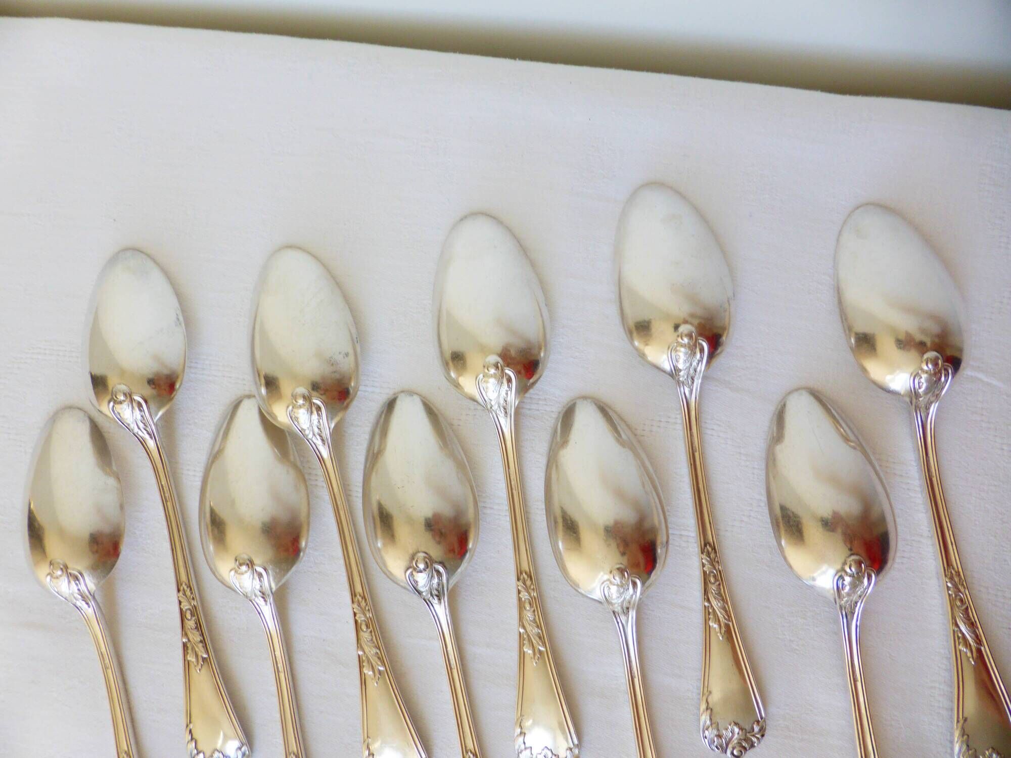 10 silver-plated metal soup spoons, hallmarked 2106225