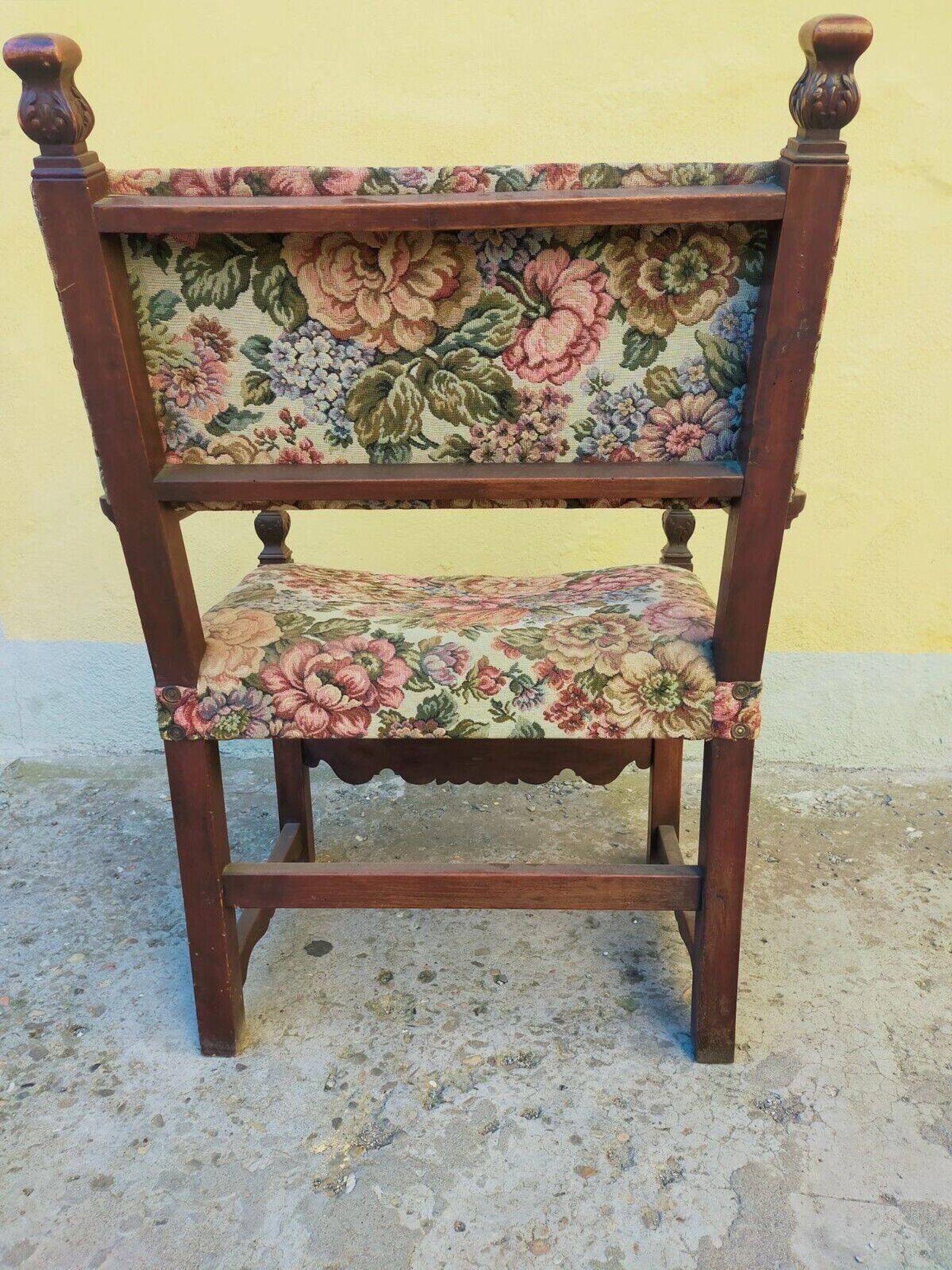 Antique poltrona trono in solid walnut with carving 19th century