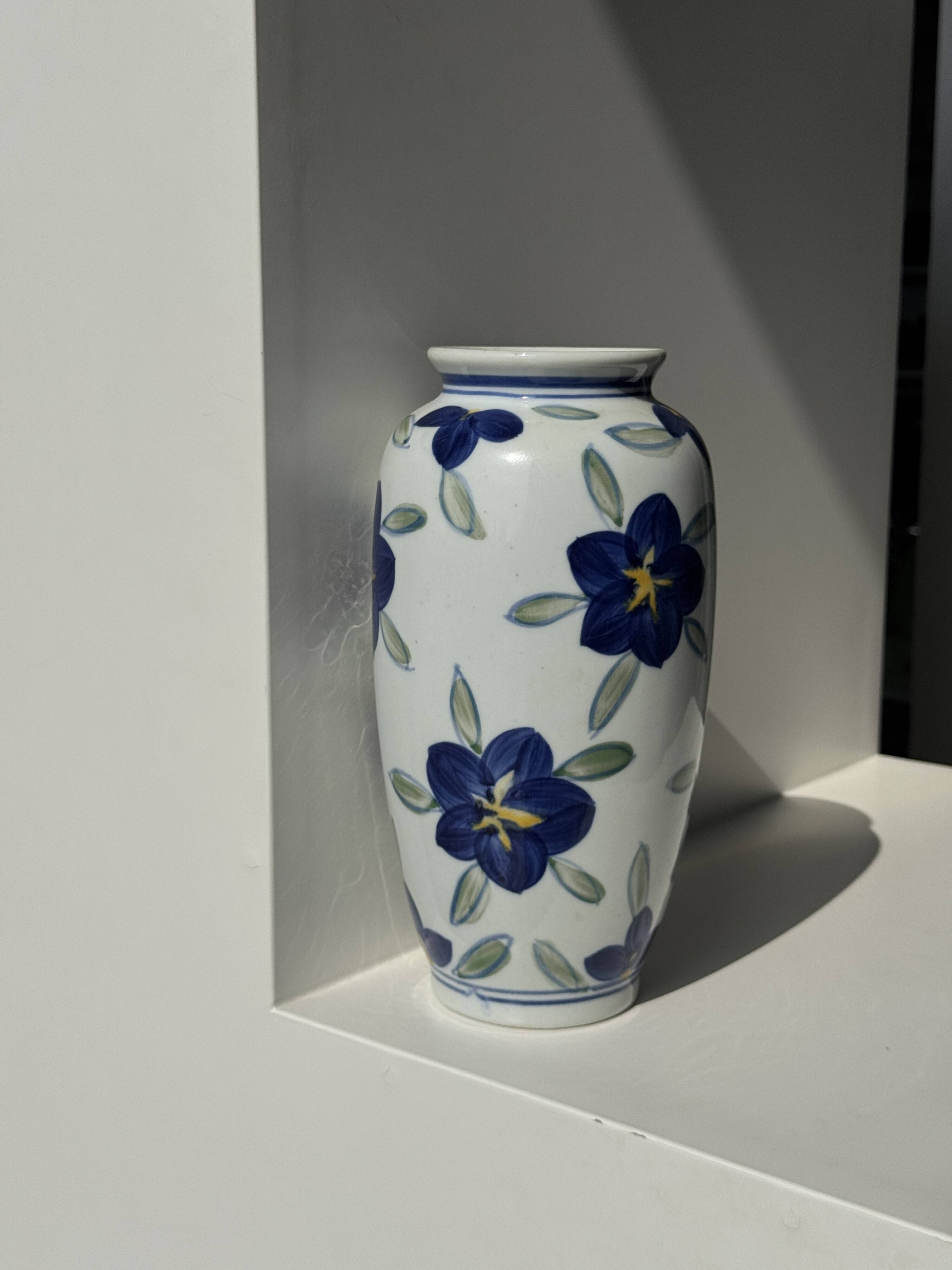 Vase white background stylized blue, yellow and green flowers H24.5 D12
