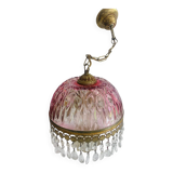 Suspension ancienne en verre rose avec pampilles.