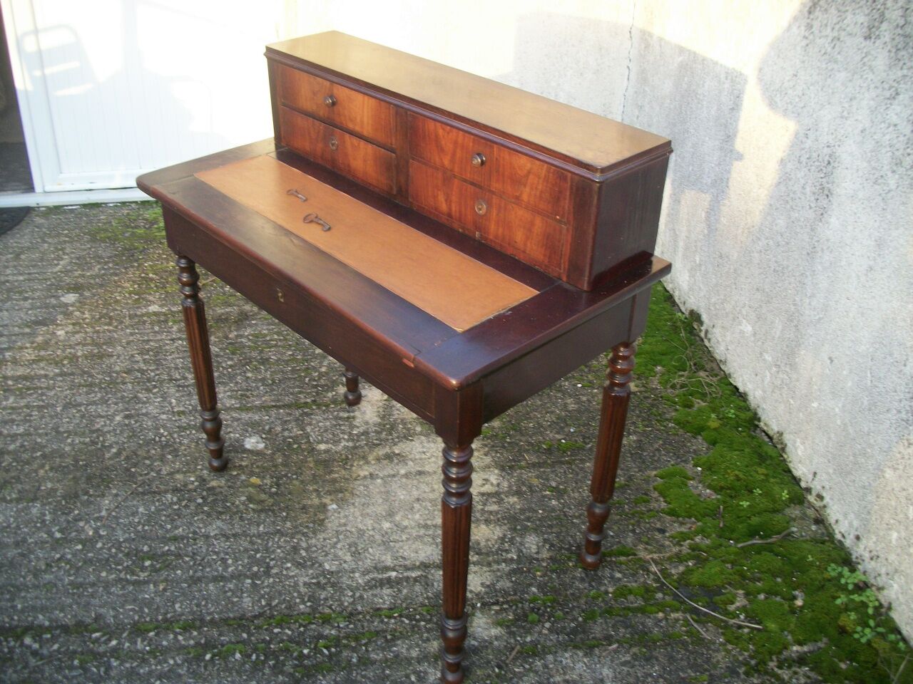 Small stepped nureau