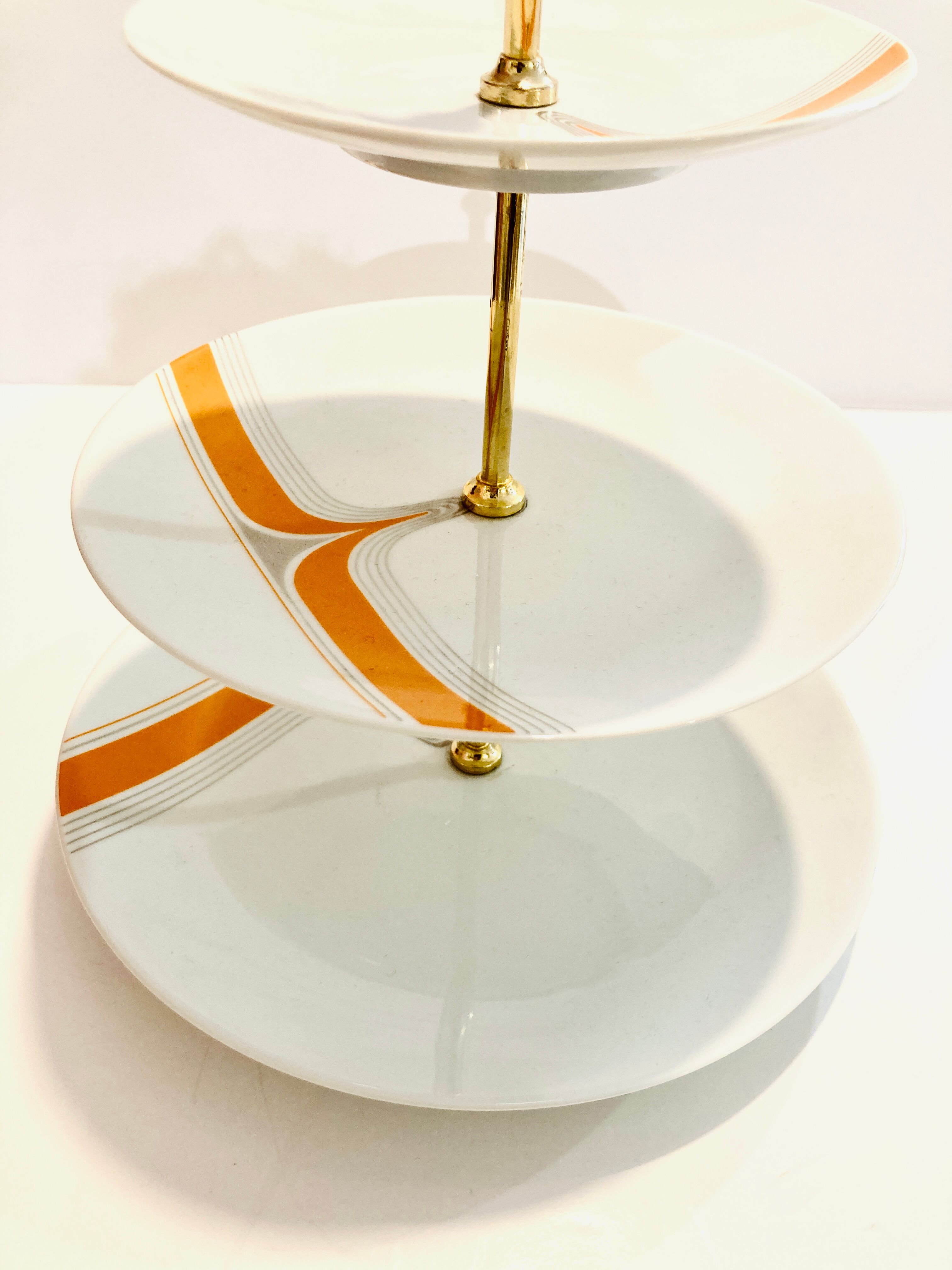 Porcelain cake display