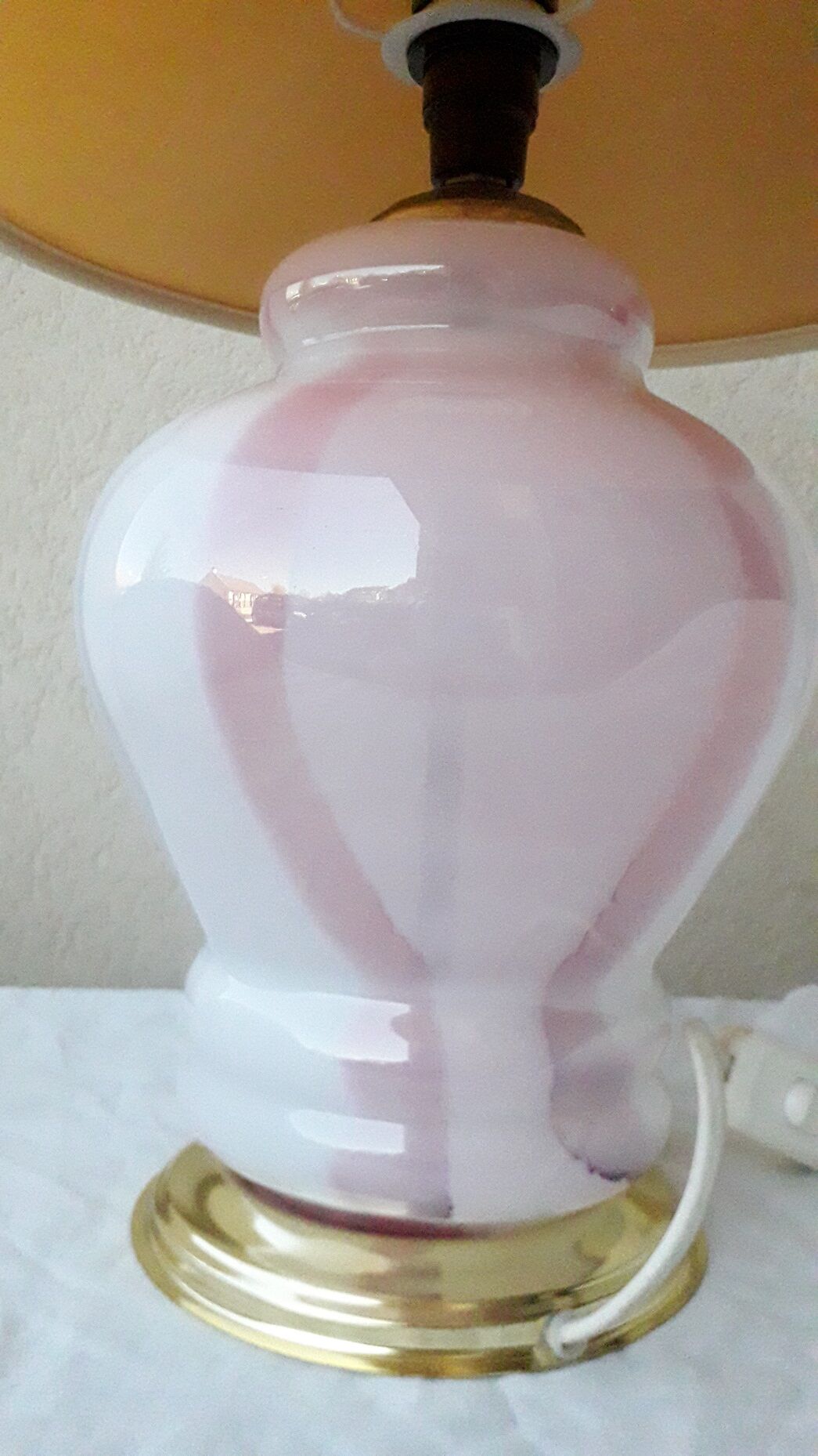 Lampe rose en verre