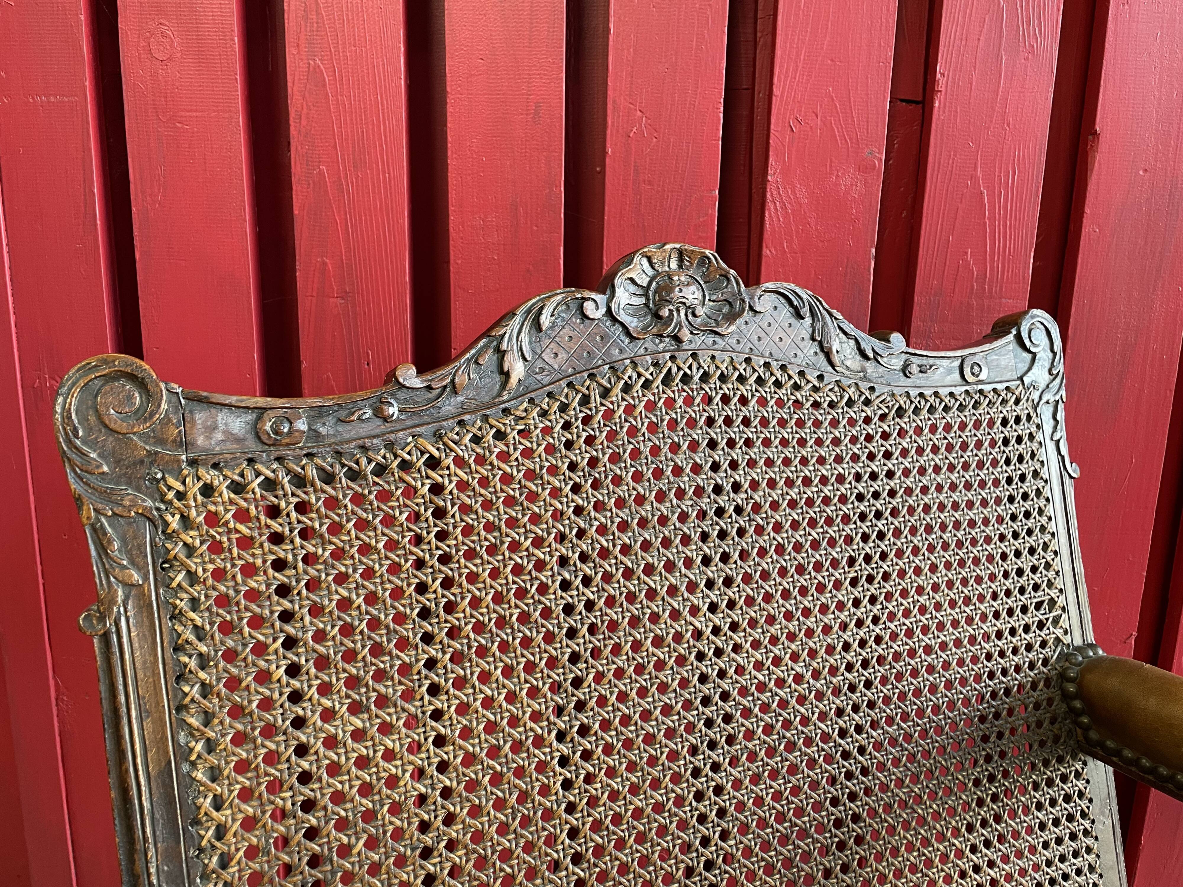 Fauteuil en noyer à fond de canne d'époque Régence début XVIIIème siècle