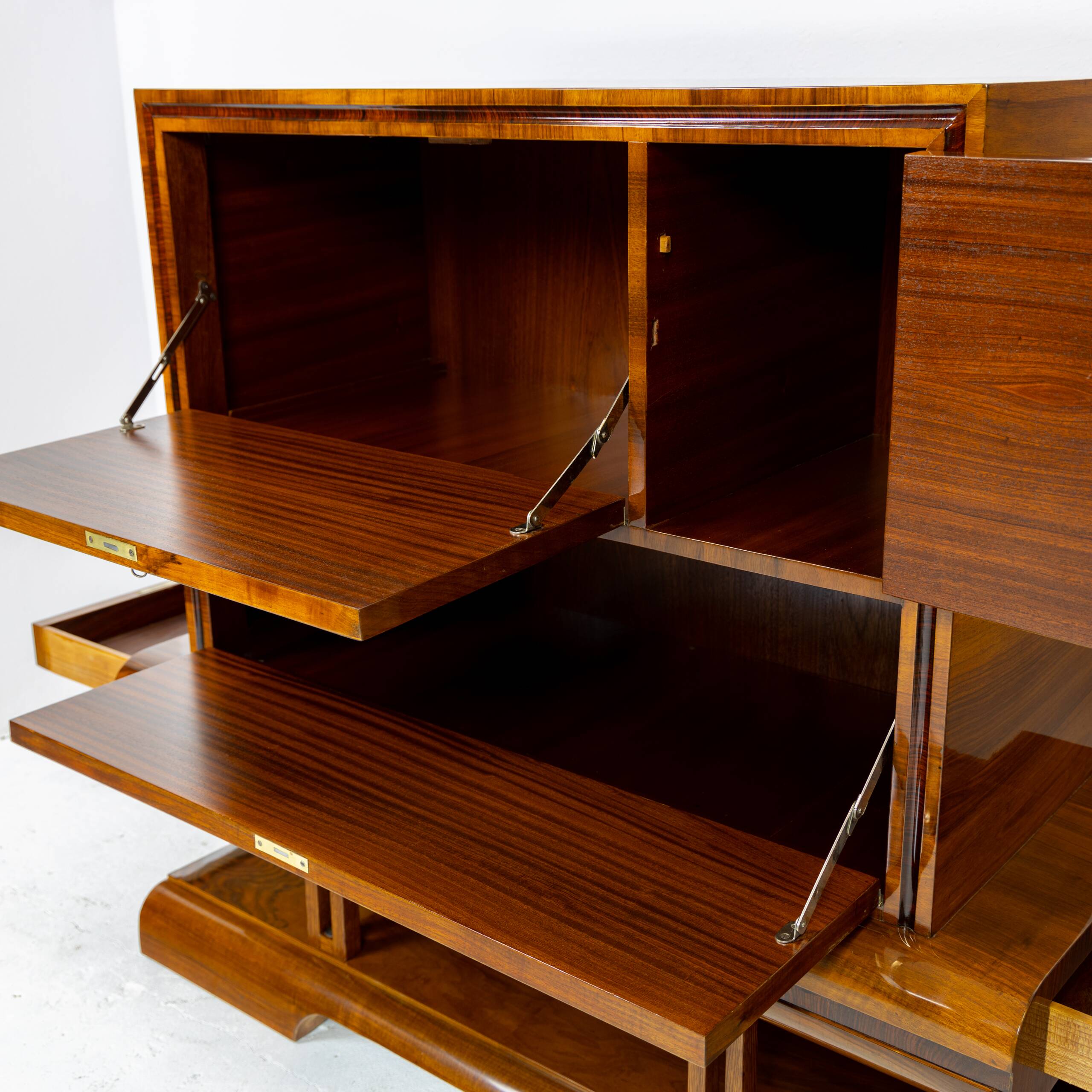 Art Deco bar cabinet in walnut, Wilhelm Mosurski - 1930s