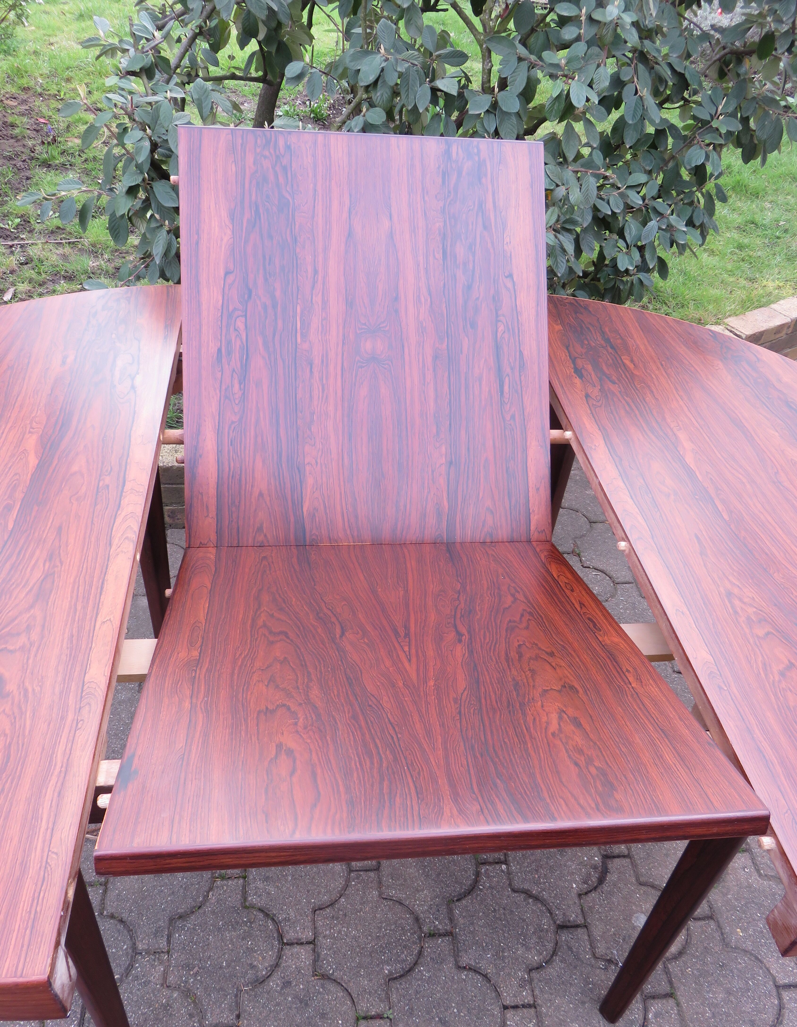 Round table with integrated extensions, rosewood. 1970