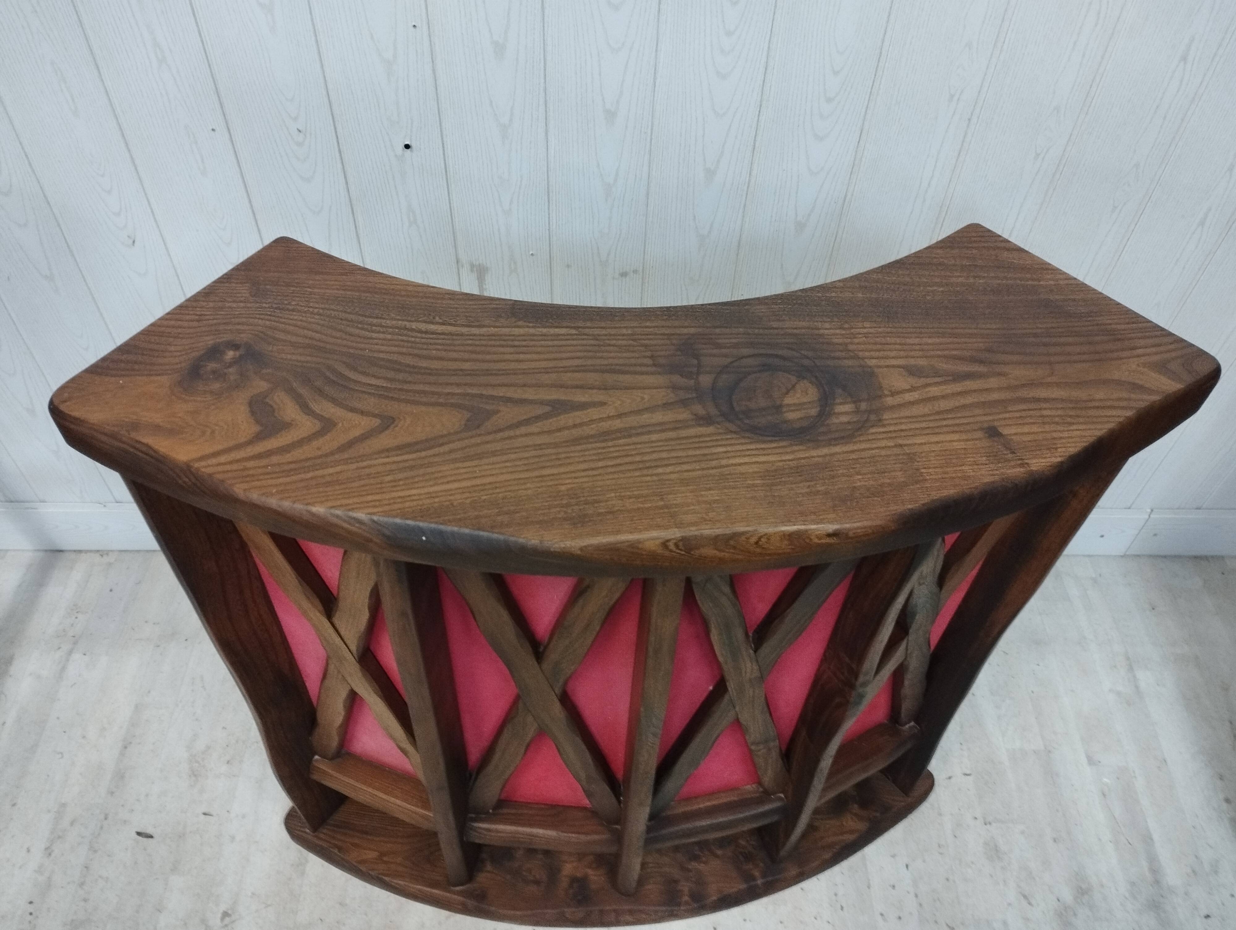 Brutalistic bar counter in solid elm