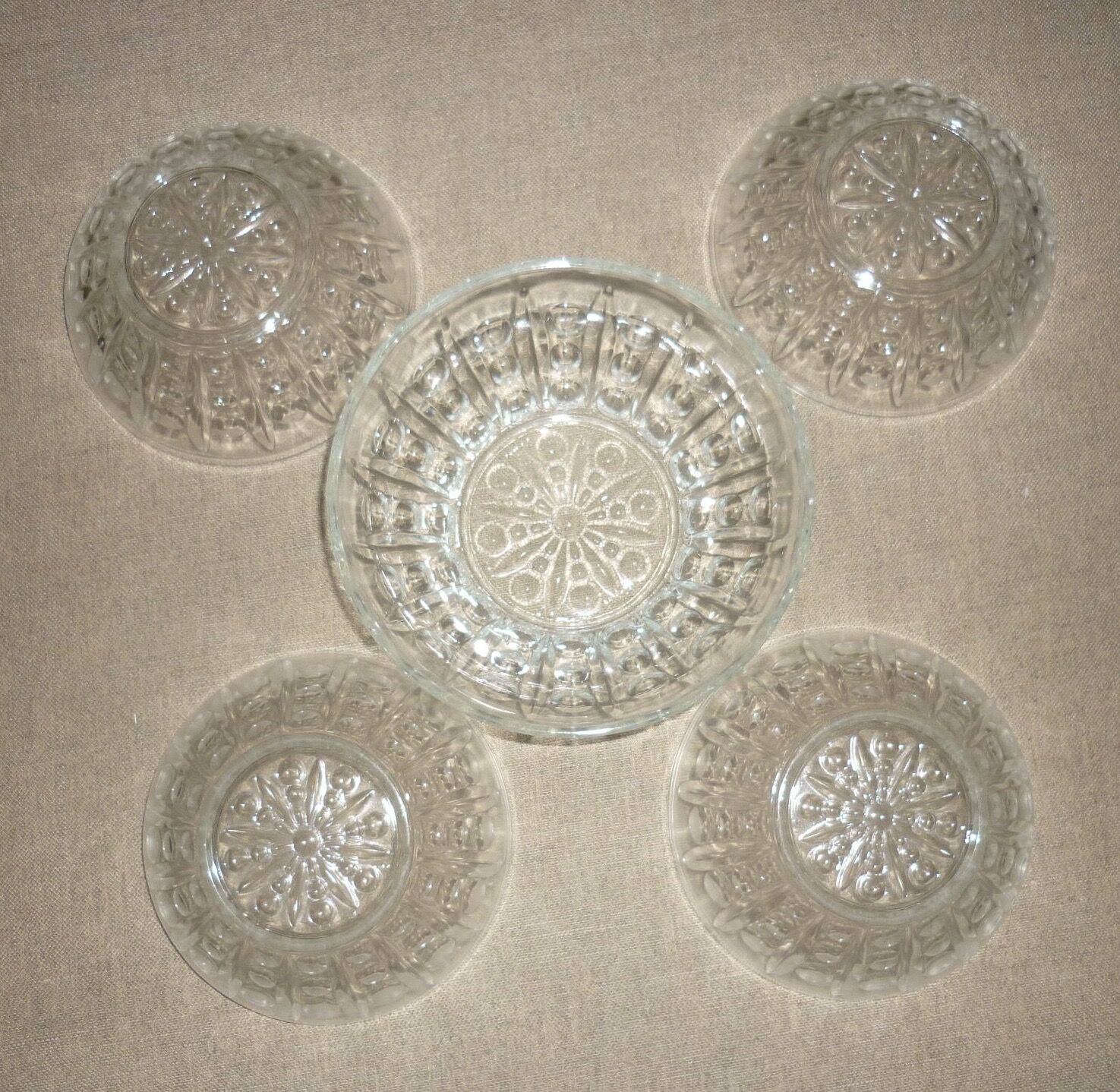 Lot salad bowl and 4 cups in pressed molded glass