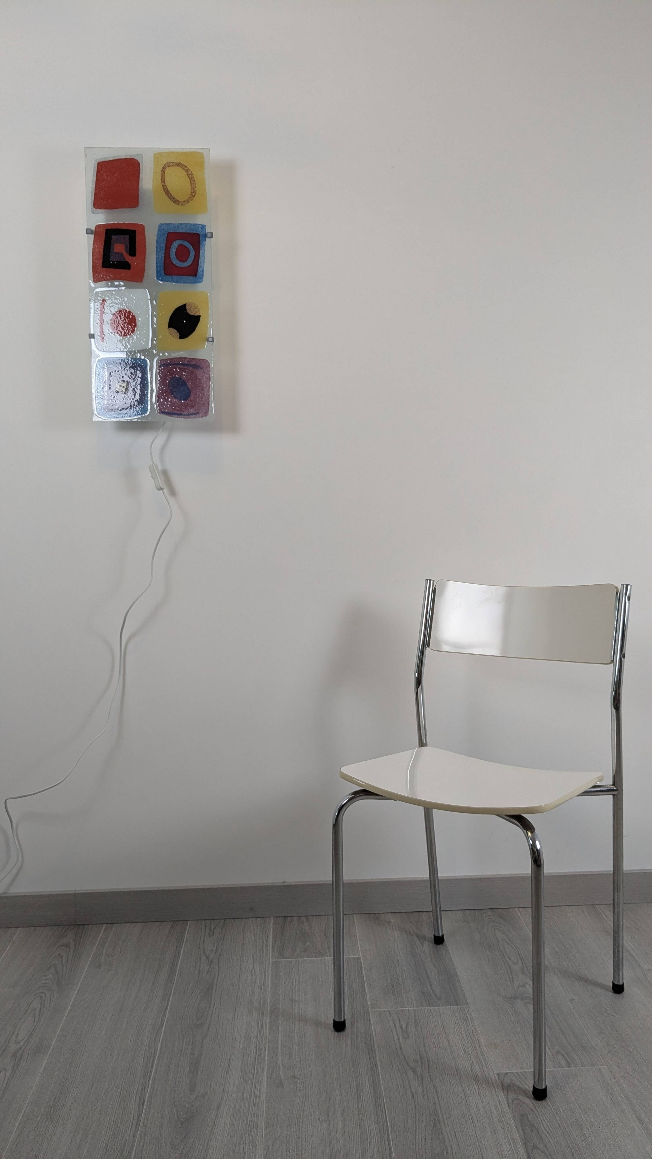 Modernist chair in chrome metal and white laminate, 1960s style.