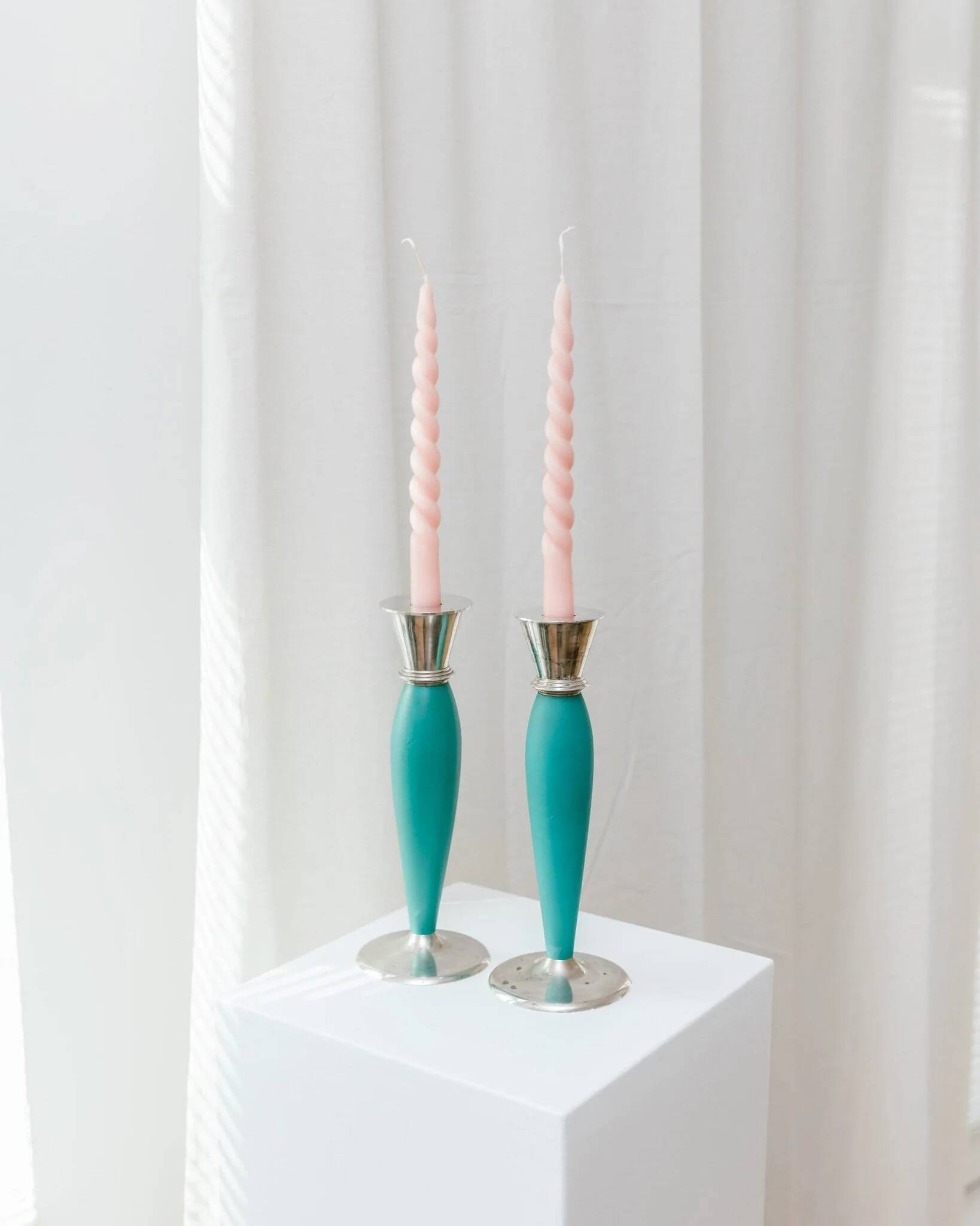 Ensemble de 2 porte-bougies en métal peint teal dans le style postmoderne Memphis, tasses argentées, vintage des années 2000.