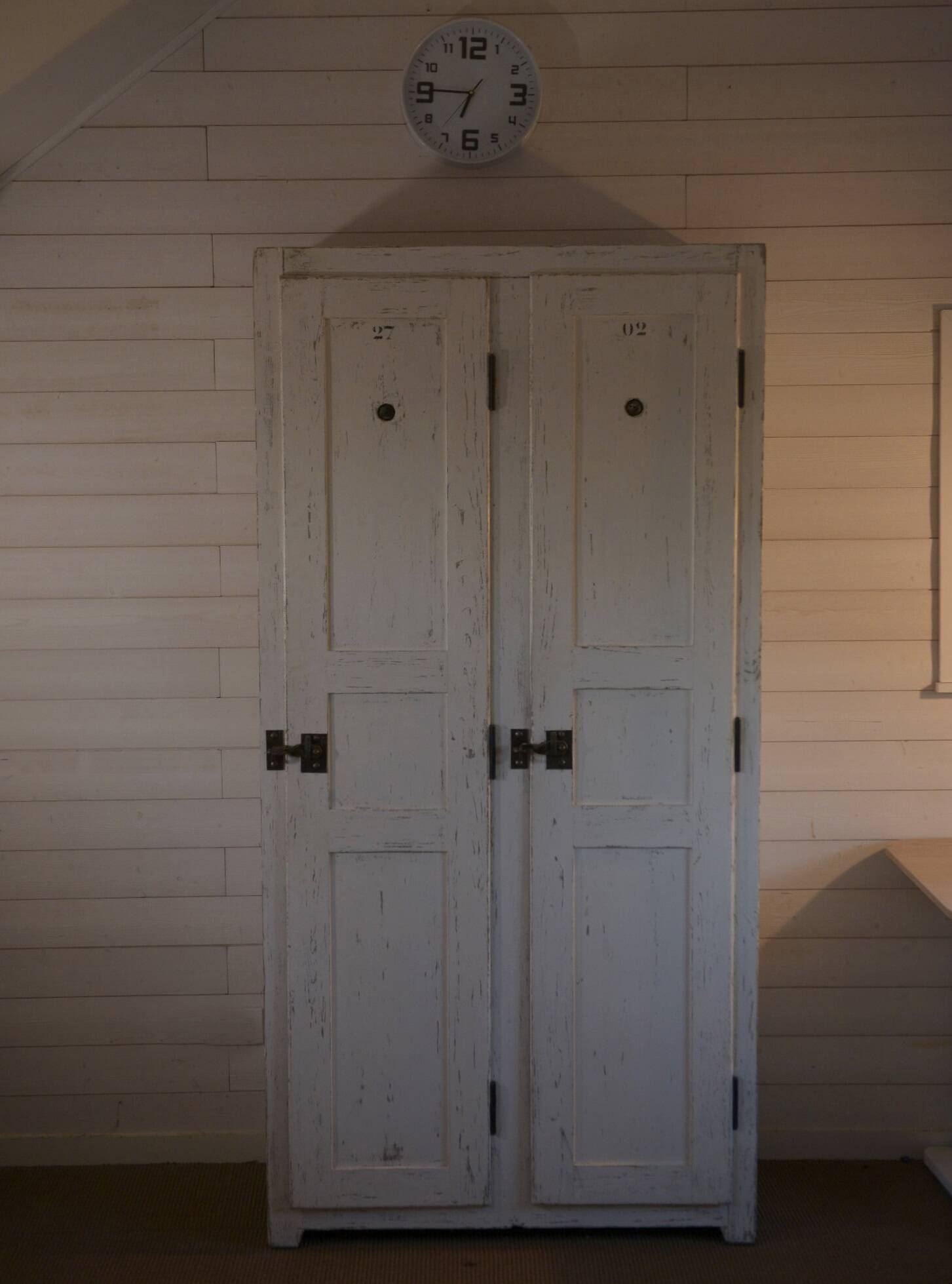 Armoire blanche en bois