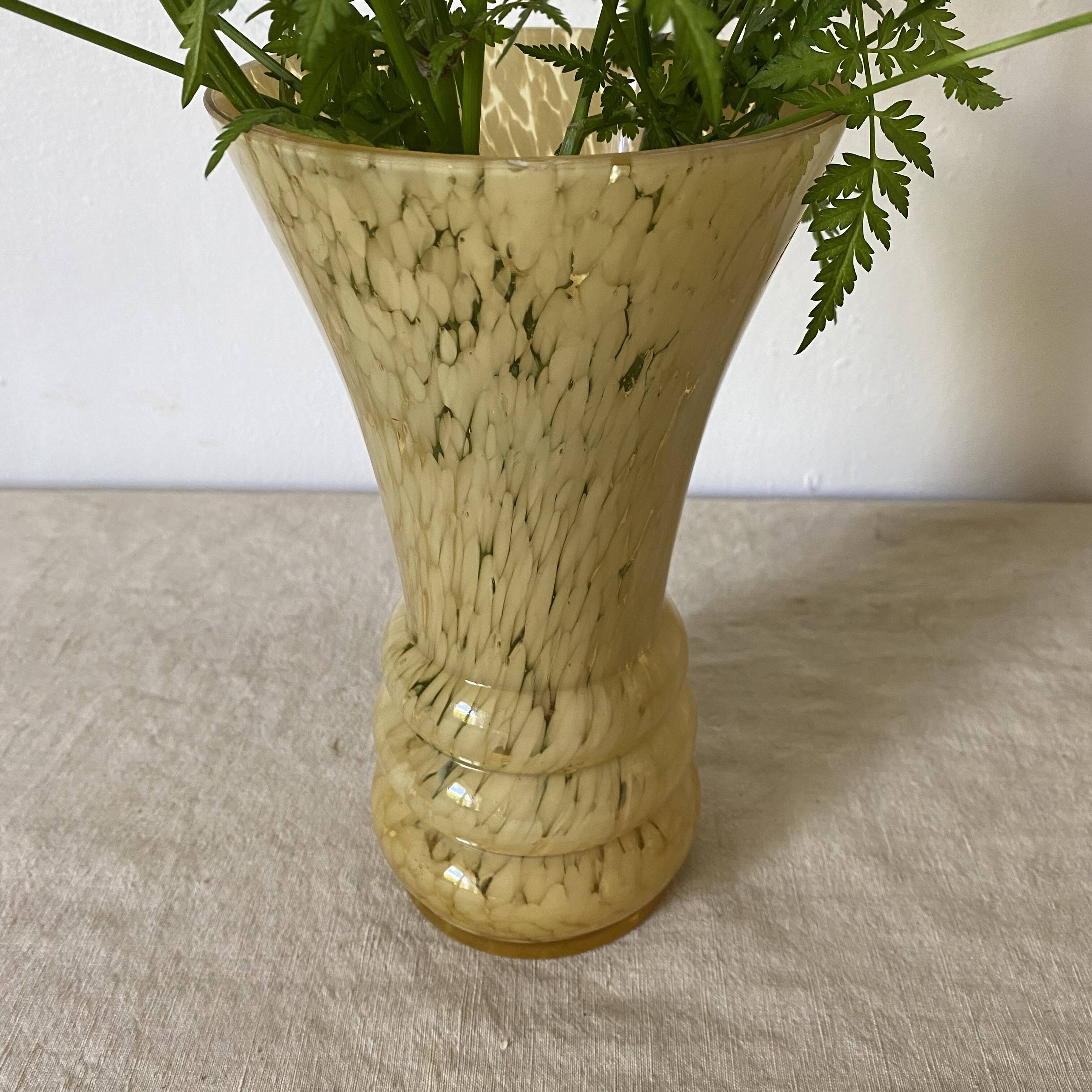 Vanilla Clichy glass vase