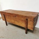 Wooden chest kneaded maie