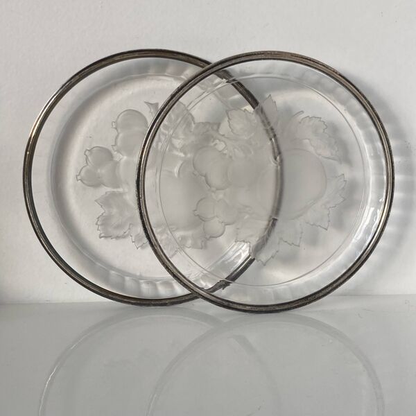 Paire de dessous de bouteilles en cristal et argent poinçonné Minerve