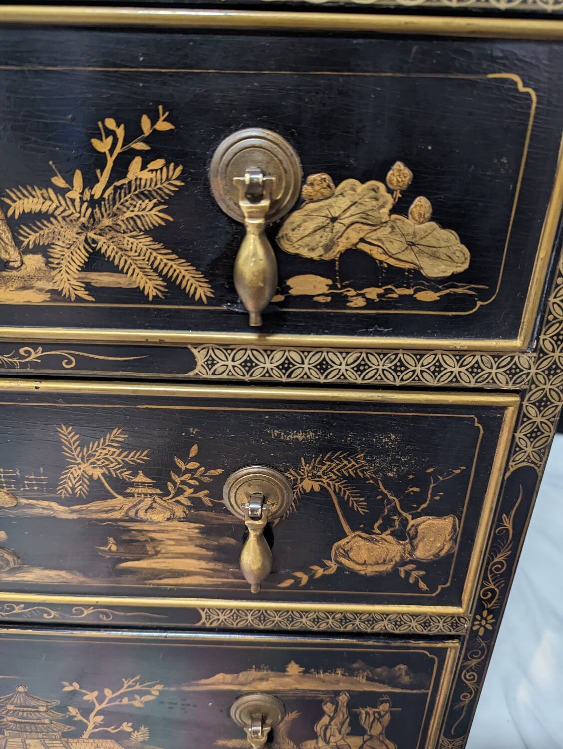 Asian chest of drawers in Chinese lacquer