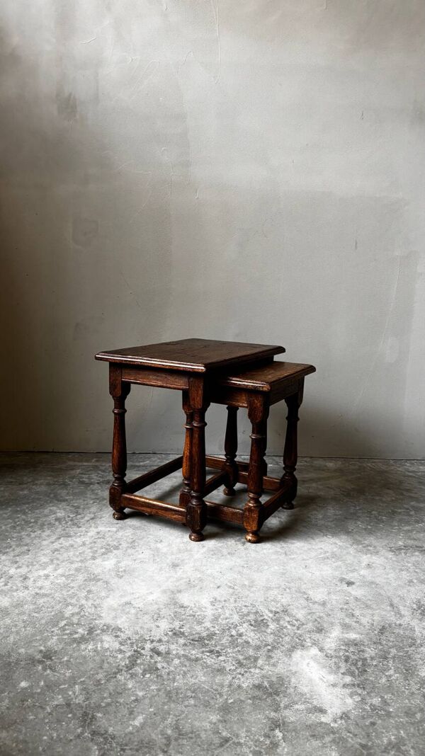 Paire de tables gigognes anciennes en bois tourné