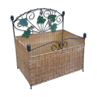 Wicker planter holder