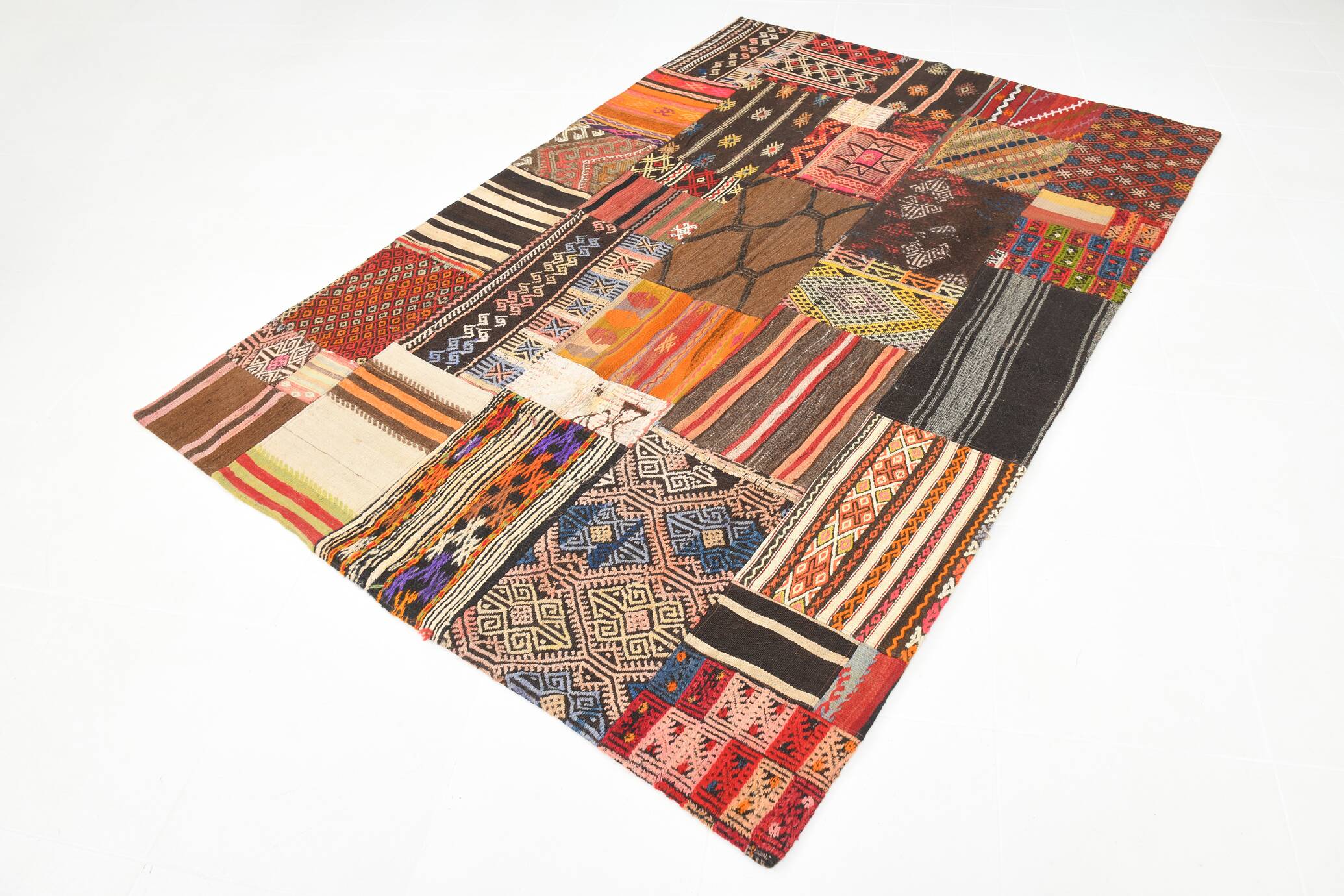 Tapis Kilim fait main contemporain rouge et marron, 165x240 cm