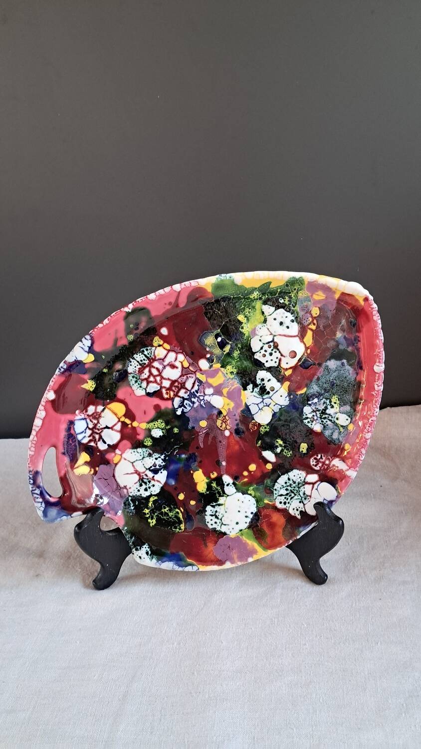 Ceramic plate dressing table