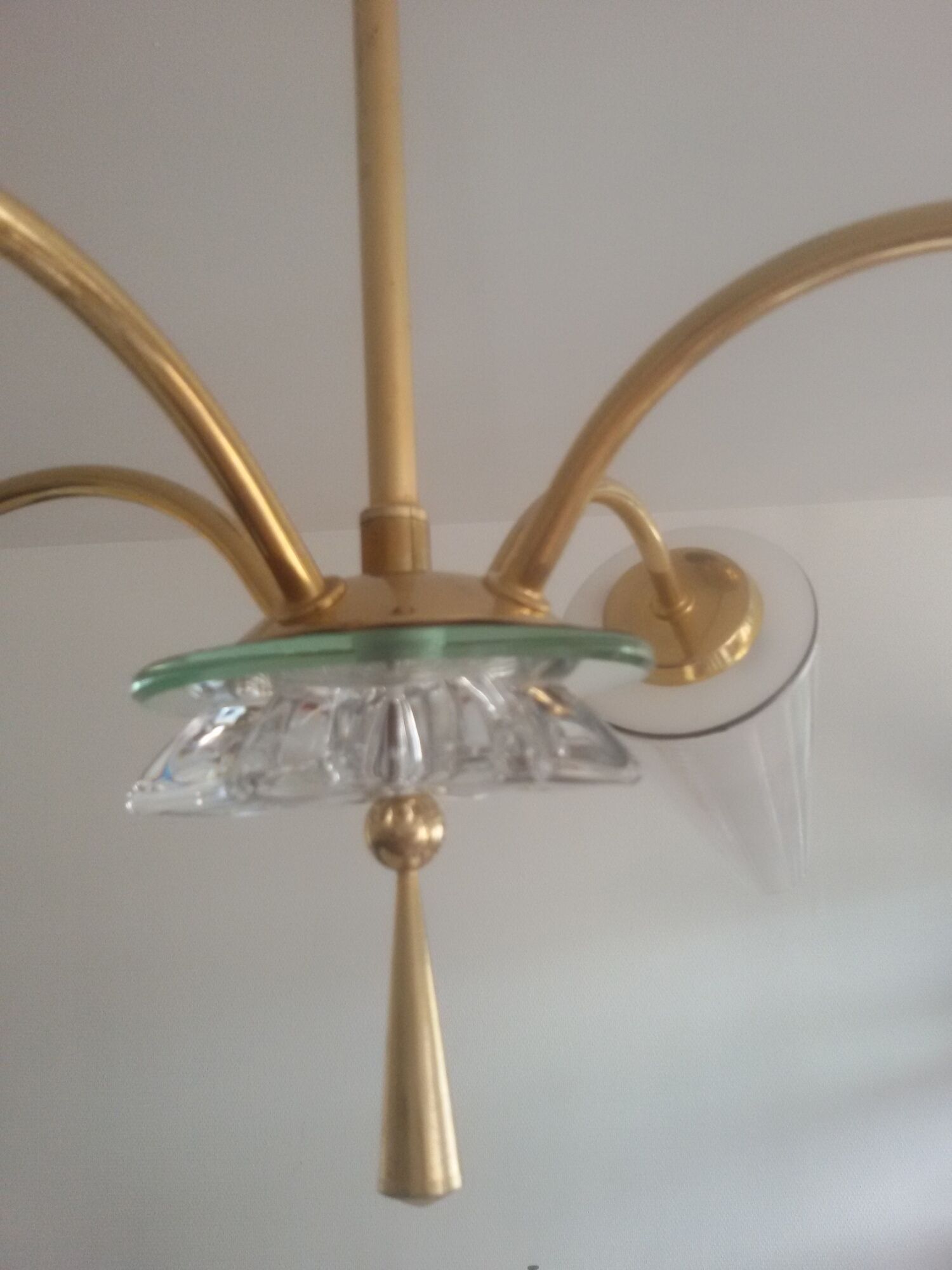 Lustre en laiton doré et opaline des années 50/60