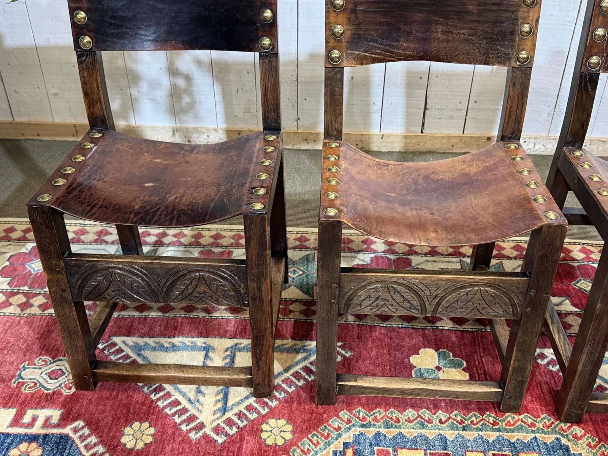 Set of 6 English chairs in oak and fine leather from the late 19th century.