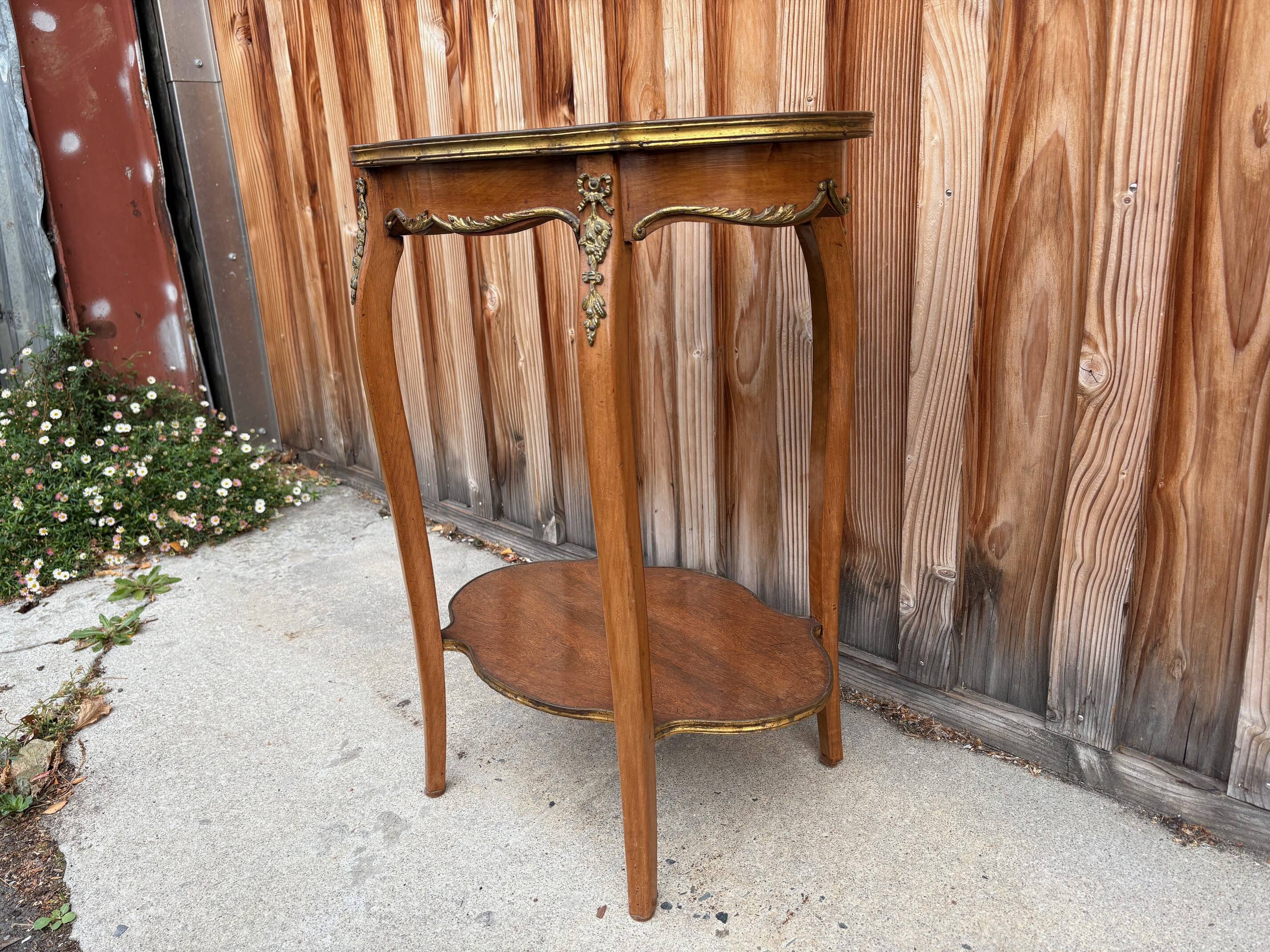 Guéridon ancien Louis XV – marbre rosé et laiton doré – fin XIXᵉ siècle