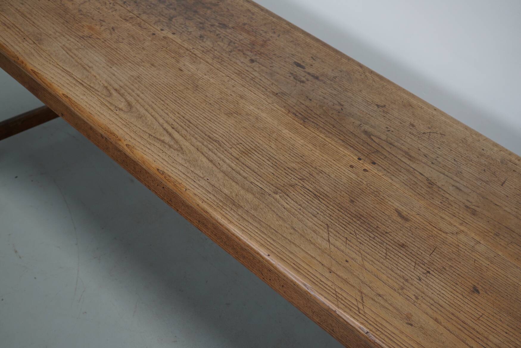 Grande table à manger rustique française du XIXe siècle en orme et chêne