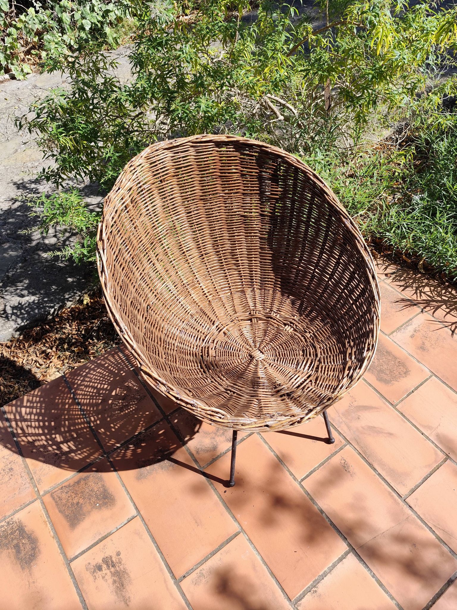 Fauteuil Corbeille en rotin et fer forgé 1950 vintage