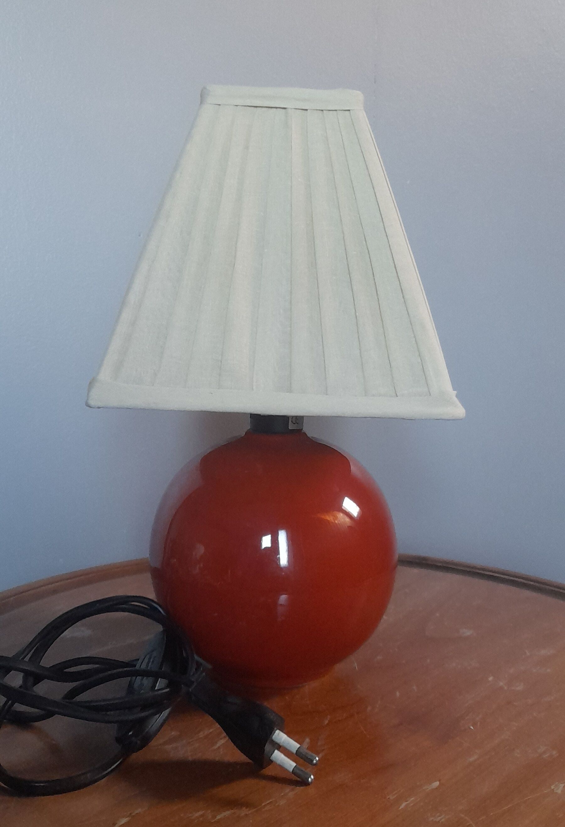 Lampe à poser pied boule en céramique rouge paprika abat jour coton plissé 1980