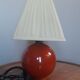 Lampe à poser pied boule en céramique rouge paprika abat jour coton plissé 1980