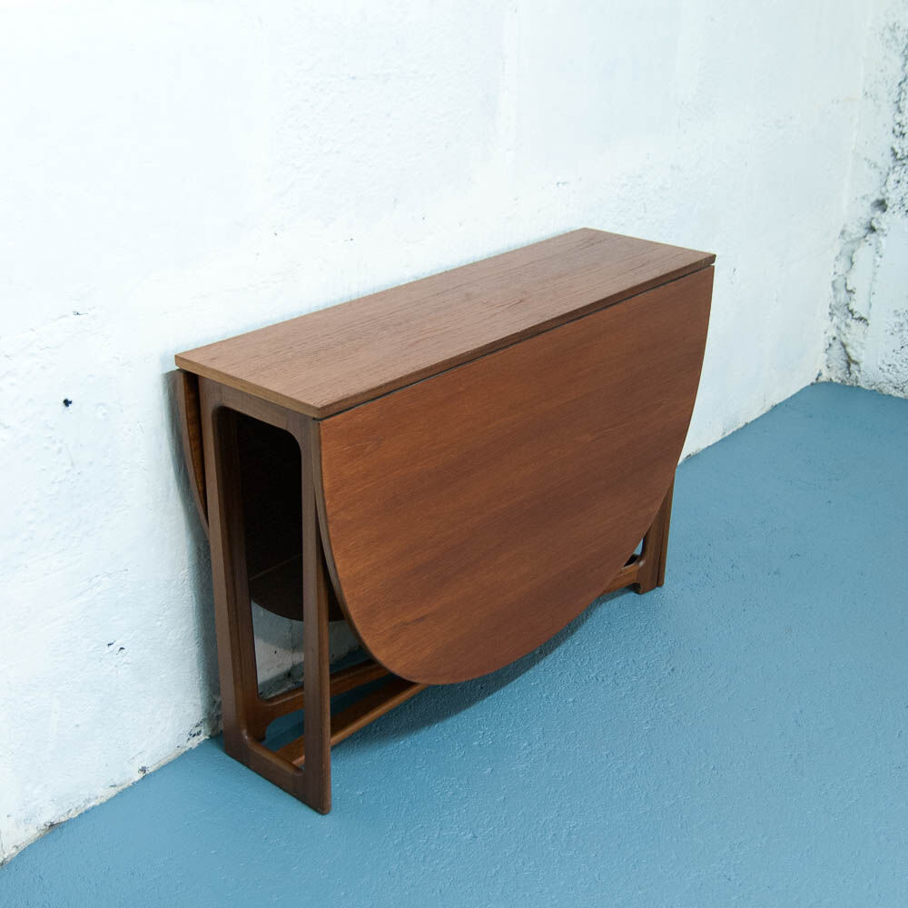 McIntosh round folding table