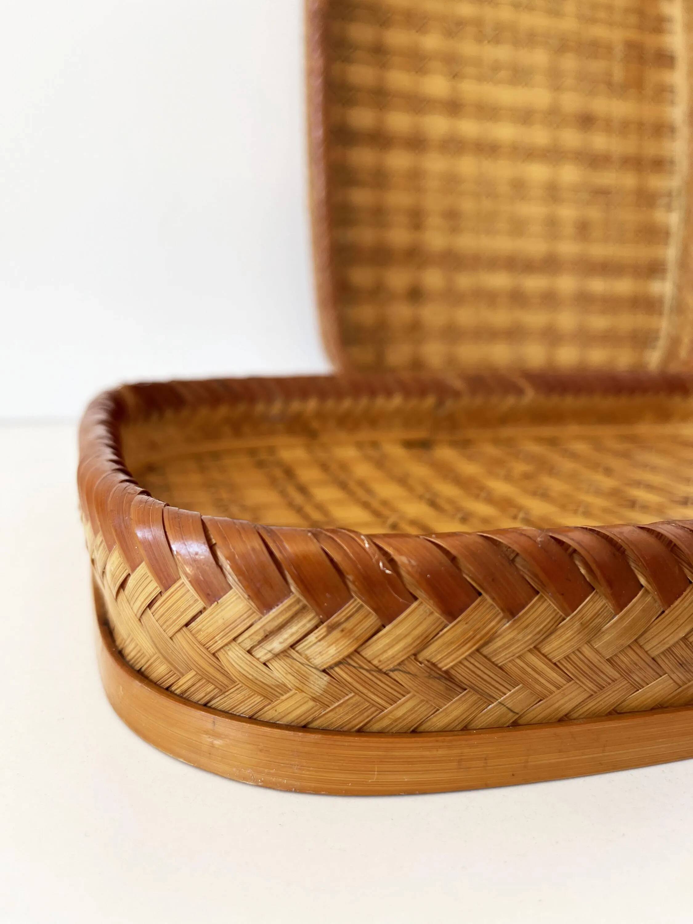 Ensemble de plateaux ancien en bois et feuille de palmier