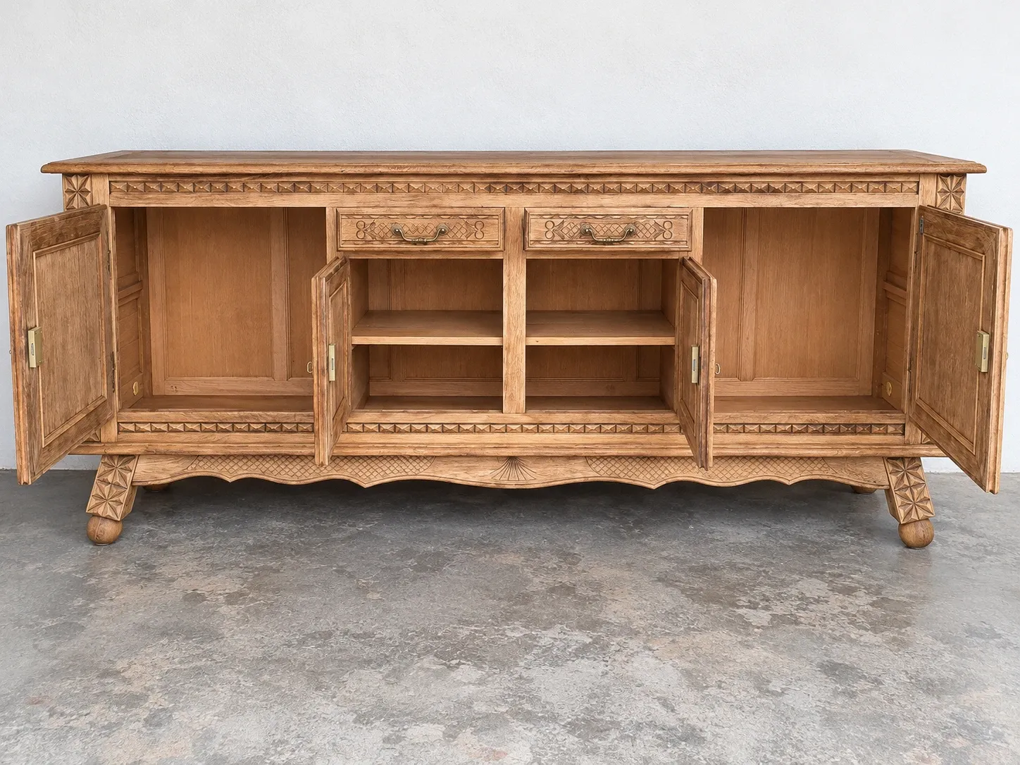 Buffet en bois massif mouluré