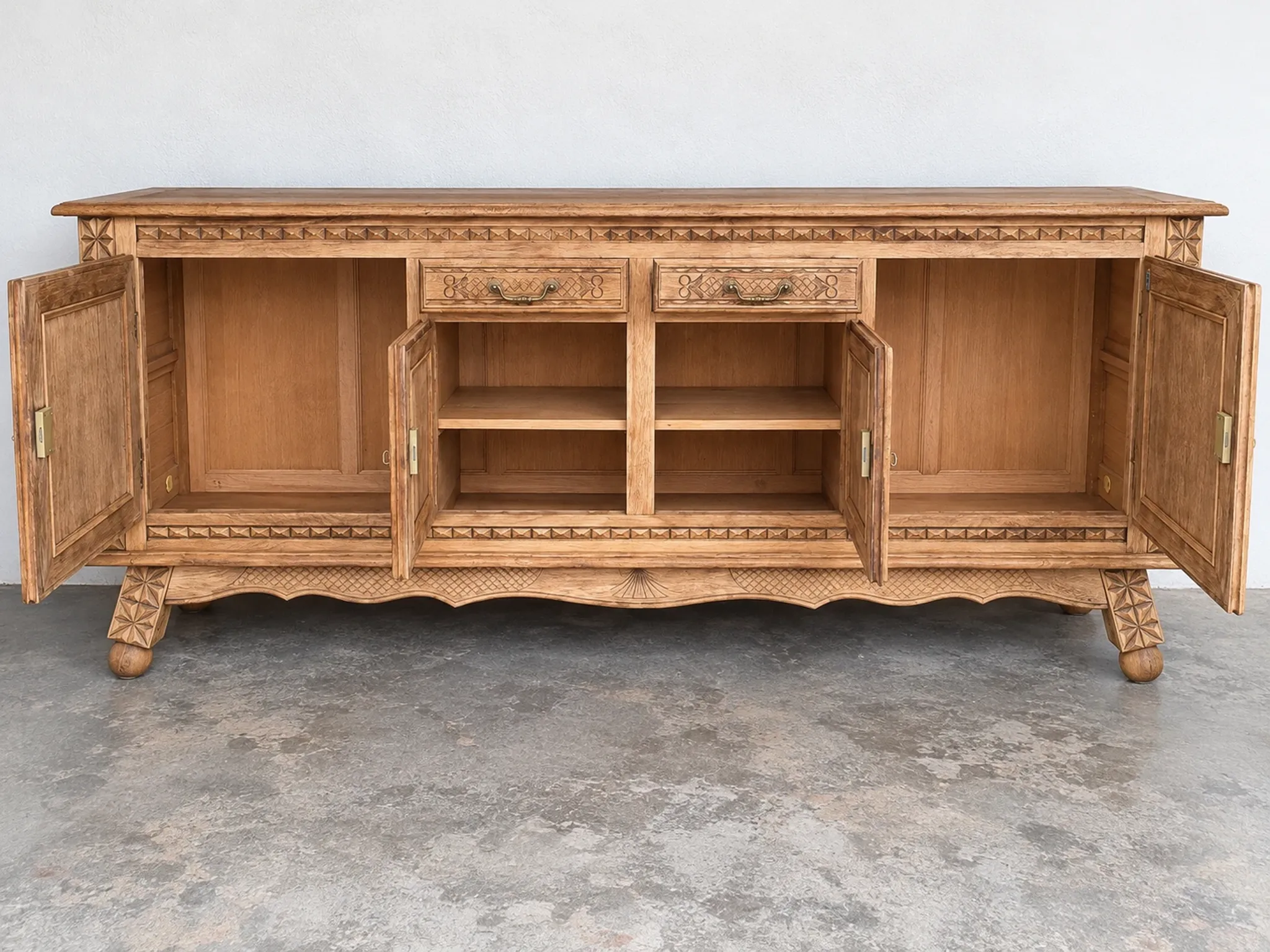 Buffet en bois massif mouluré