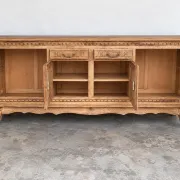 Buffet en bois massif mouluré