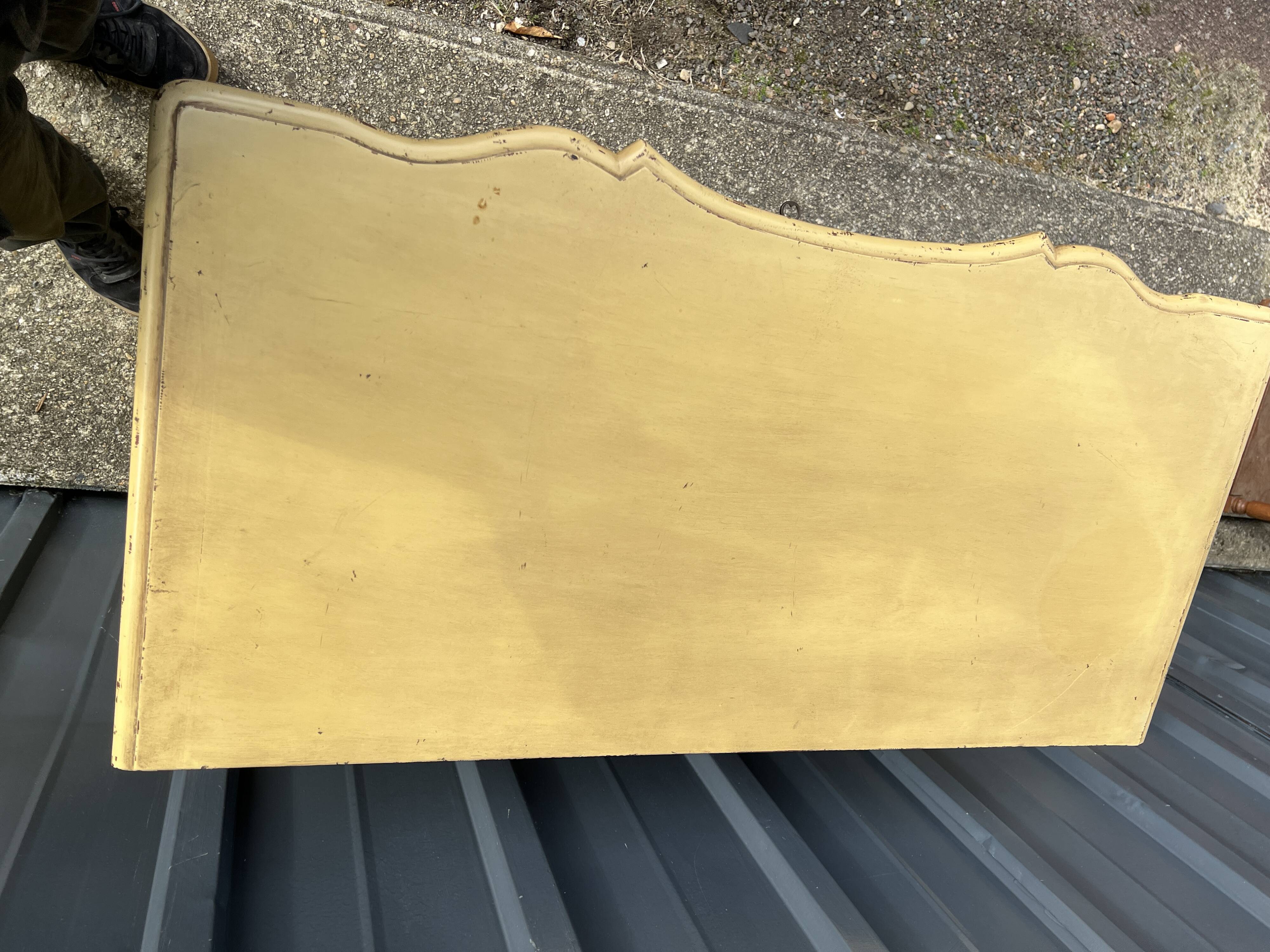 Chest of drawers with three moving drawers