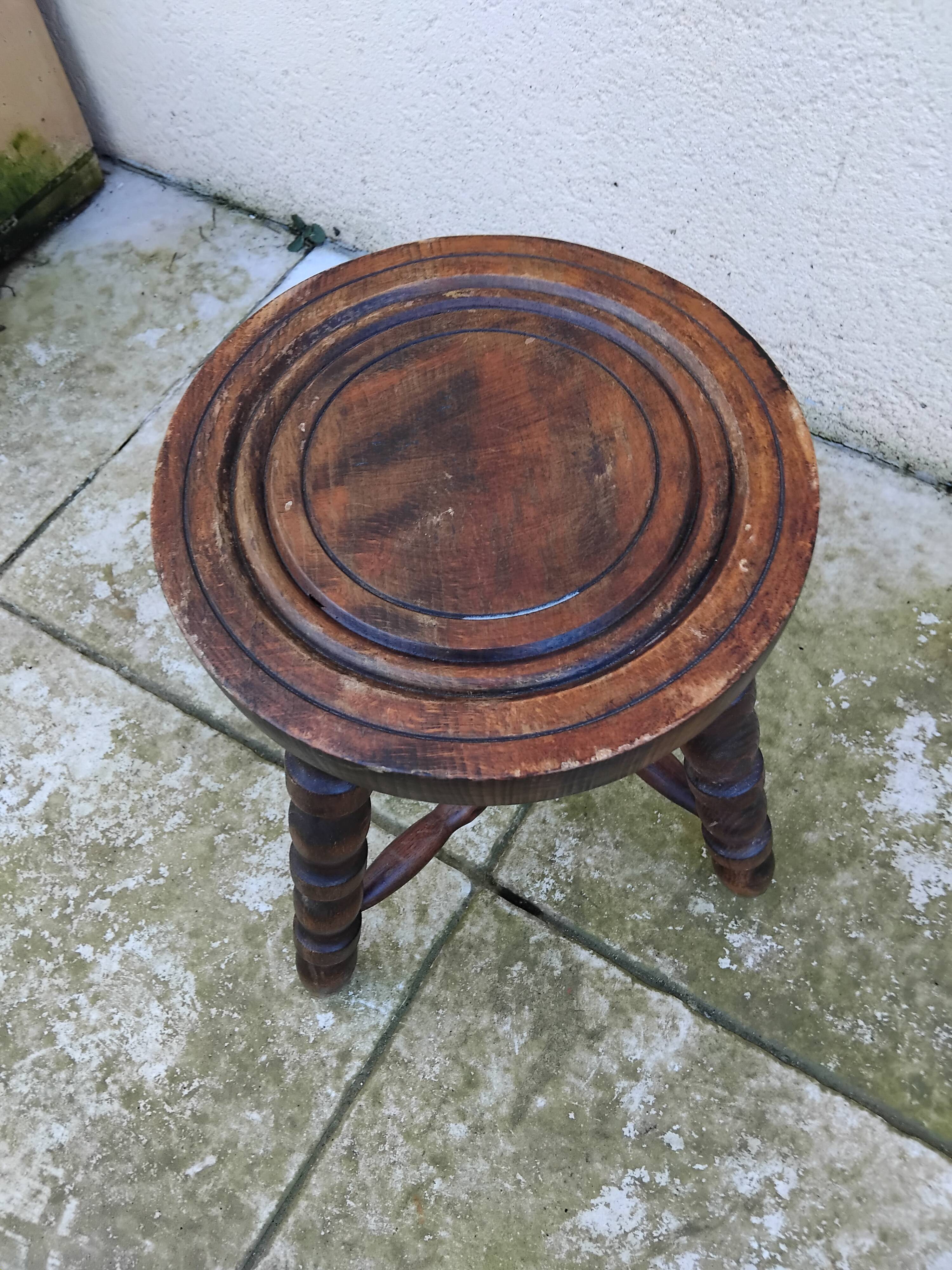 Ancien tabouret en bois tourné