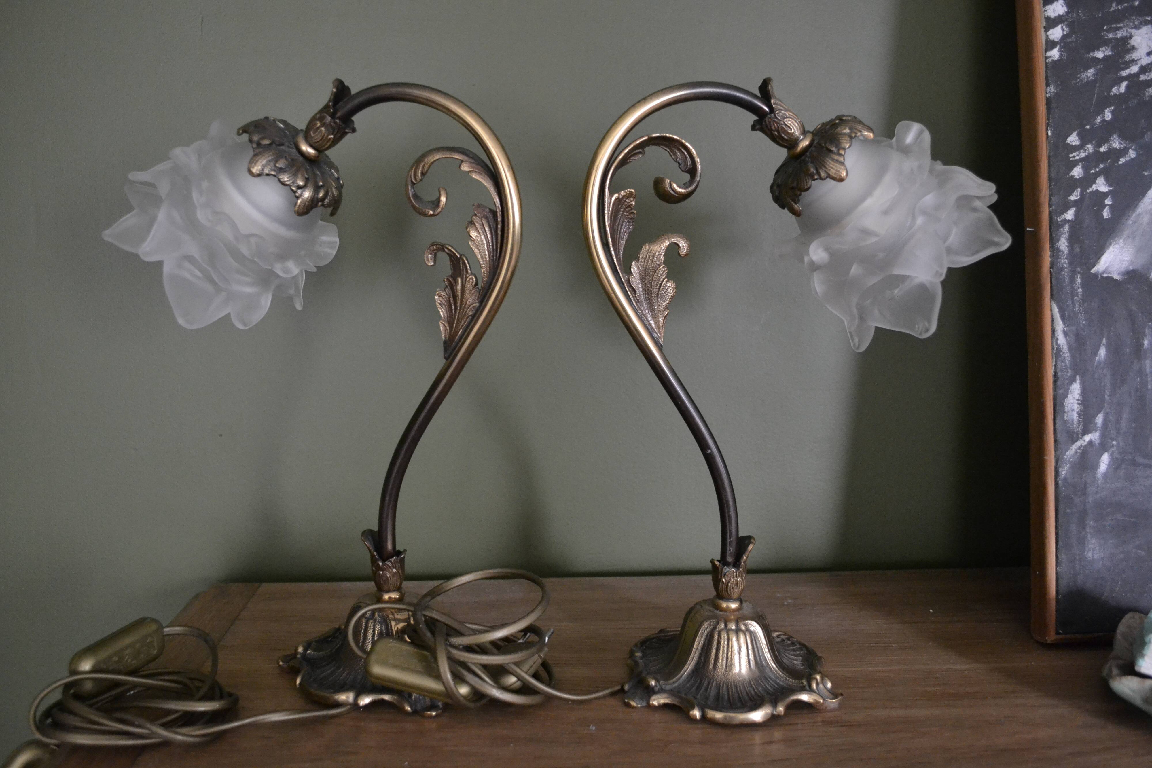 Set of 2 bedside lamps in brass and glass