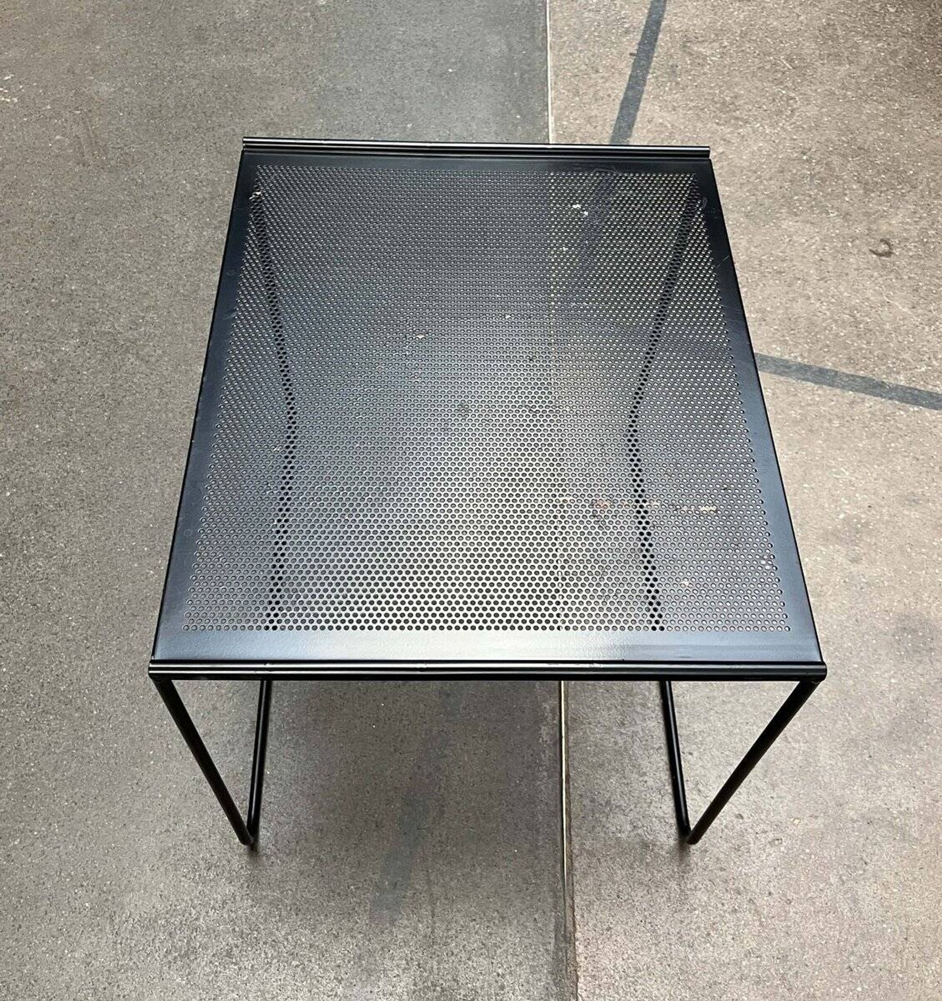 Table d'appoint postmoderne en métal perforé Ikea, années 1980